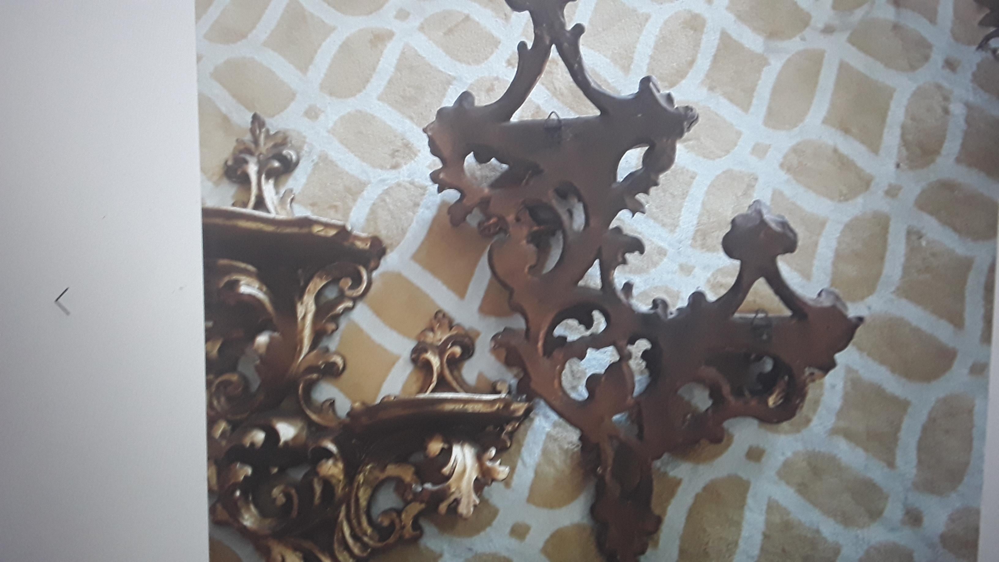 Pareja de soportes de pared de madera dorada de la época de Hollywood Regencia italiana de los años 40 en Bueno estado para la venta en Opa Locka, FL