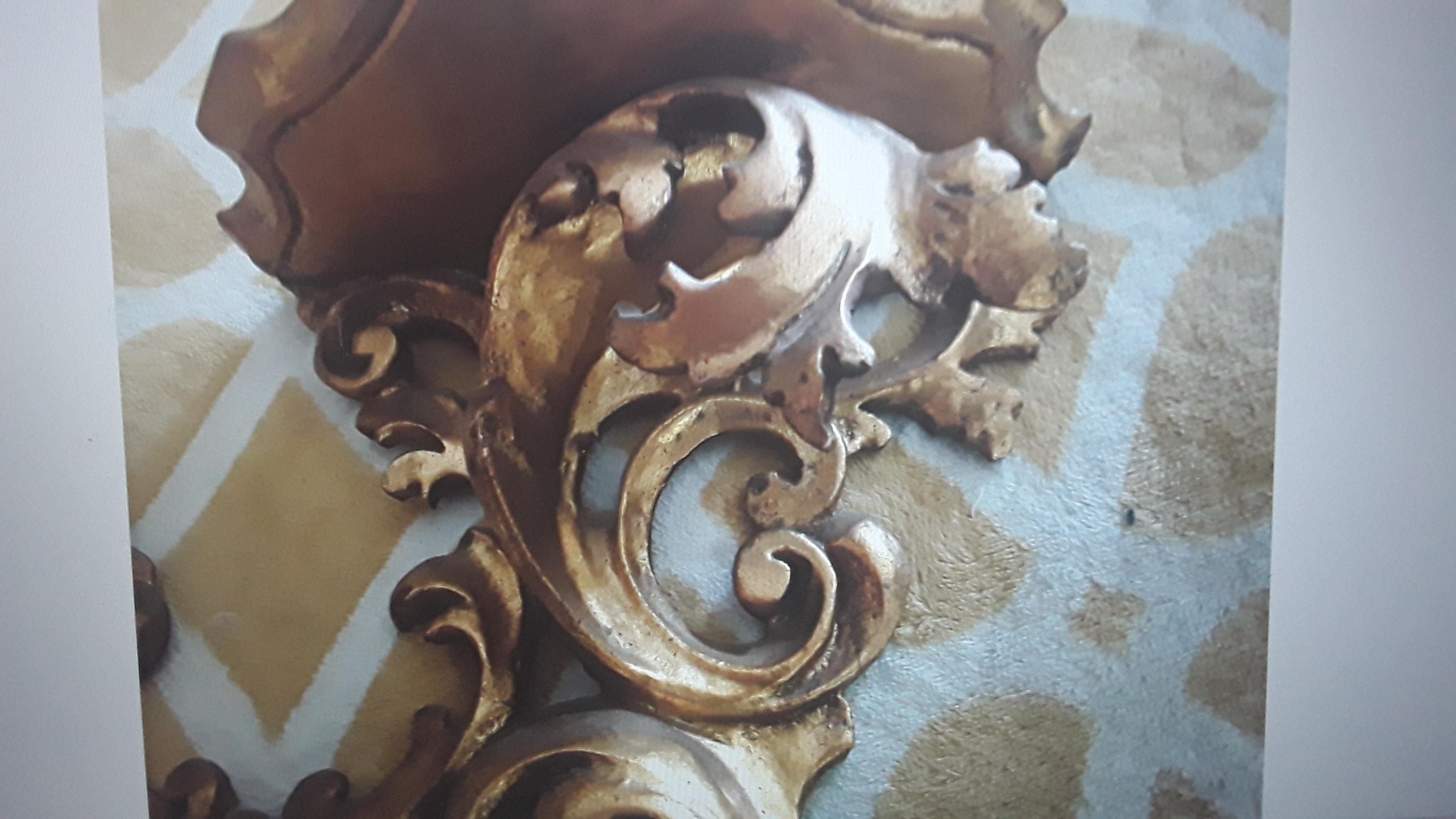 Pareja de soportes de pared de madera dorada de la época de Hollywood Regencia italiana de los años 40 mediados del siglo XX en venta