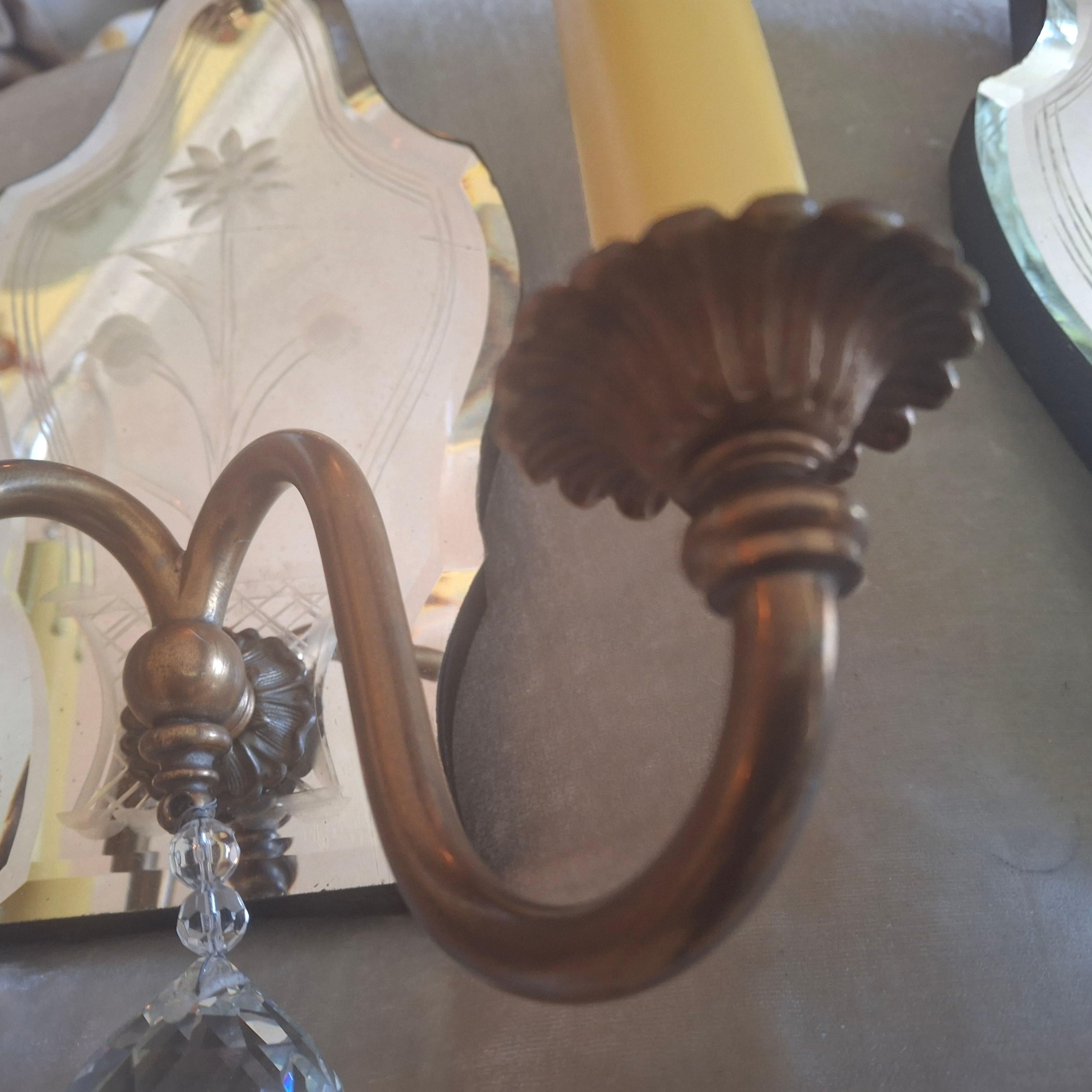Paire d'appliques murales italiennes de style Régence des années 1940, miroir églomisé à fleurs au dos avec bronze en vente 5