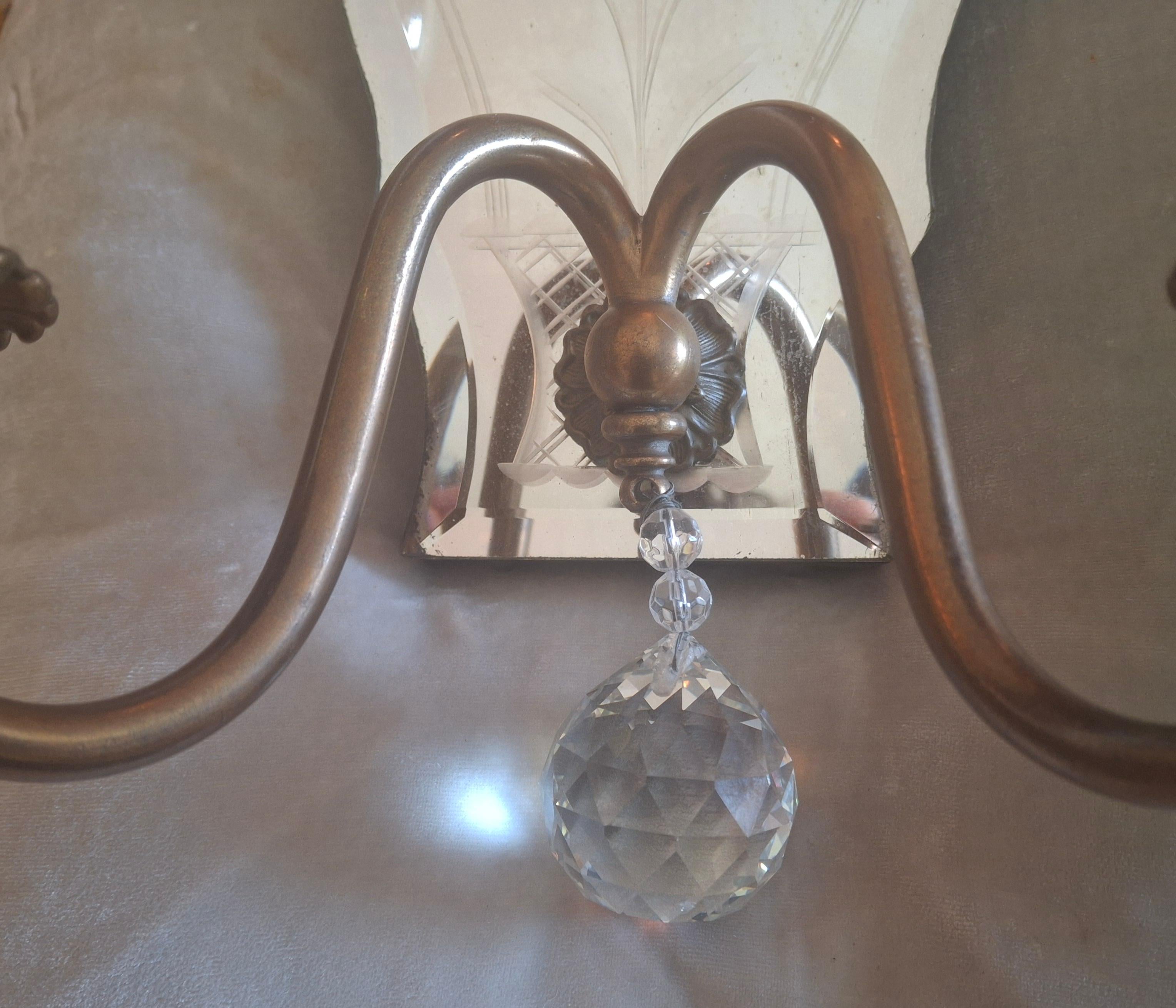 Paire d'appliques murales italiennes de style Régence des années 1940, miroir églomisé à fleurs au dos avec bronze en vente 7