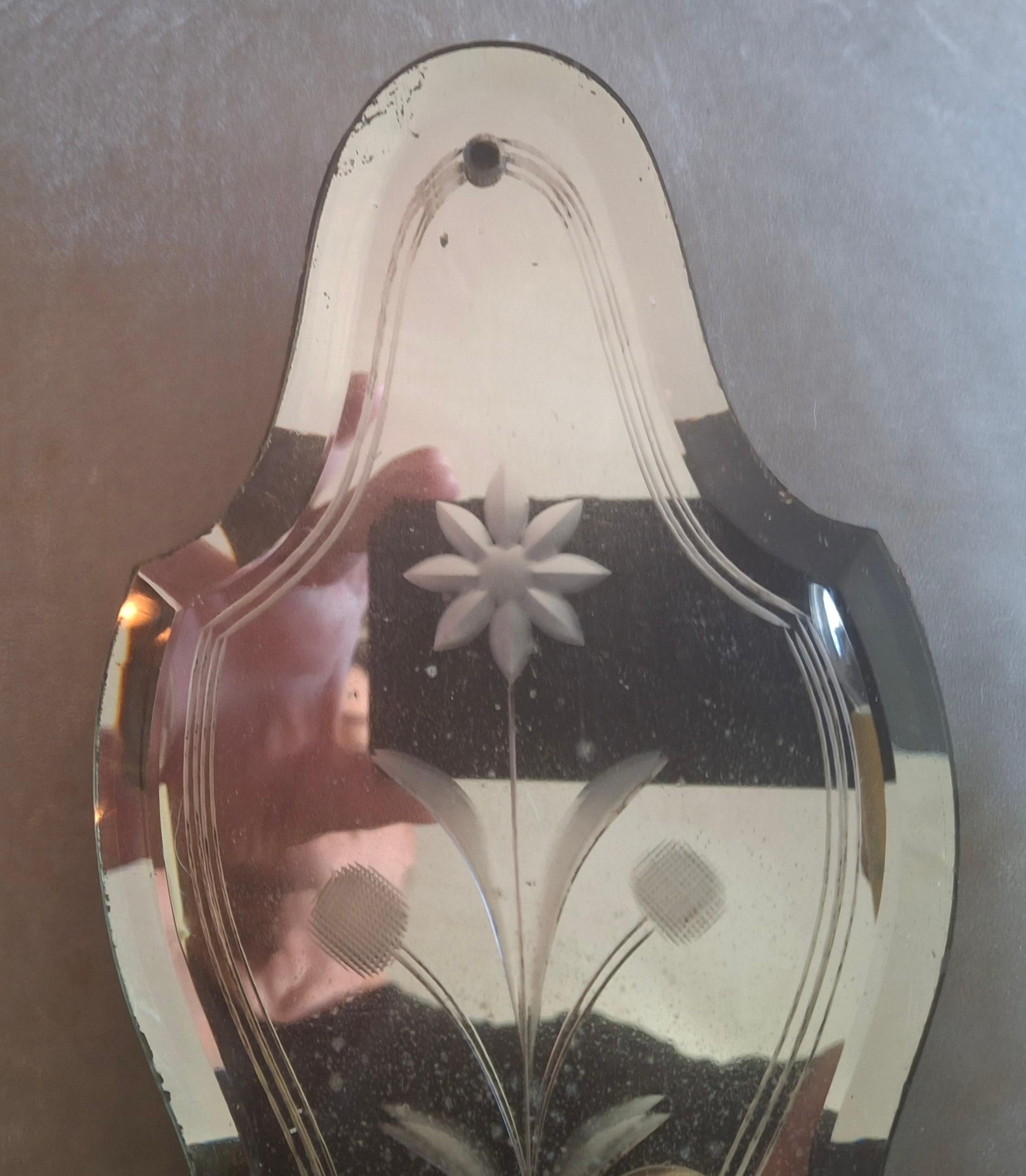 Paire d'appliques murales italiennes de style Régence des années 1940, miroir églomisé à fleurs au dos avec bronze en vente 9