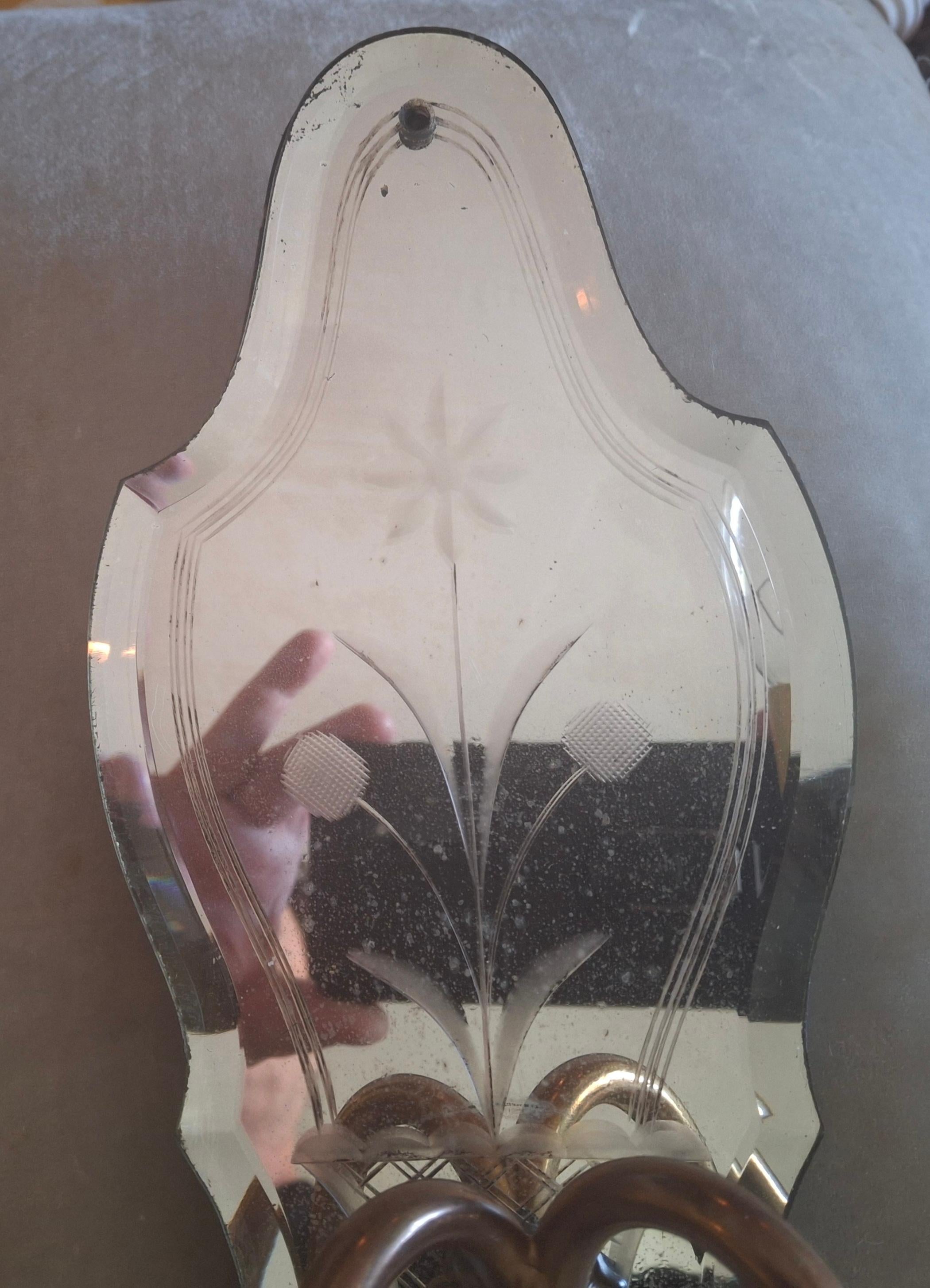 Paire d'appliques murales italiennes de style Régence des années 1940, miroir églomisé à fleurs au dos avec bronze en vente 10