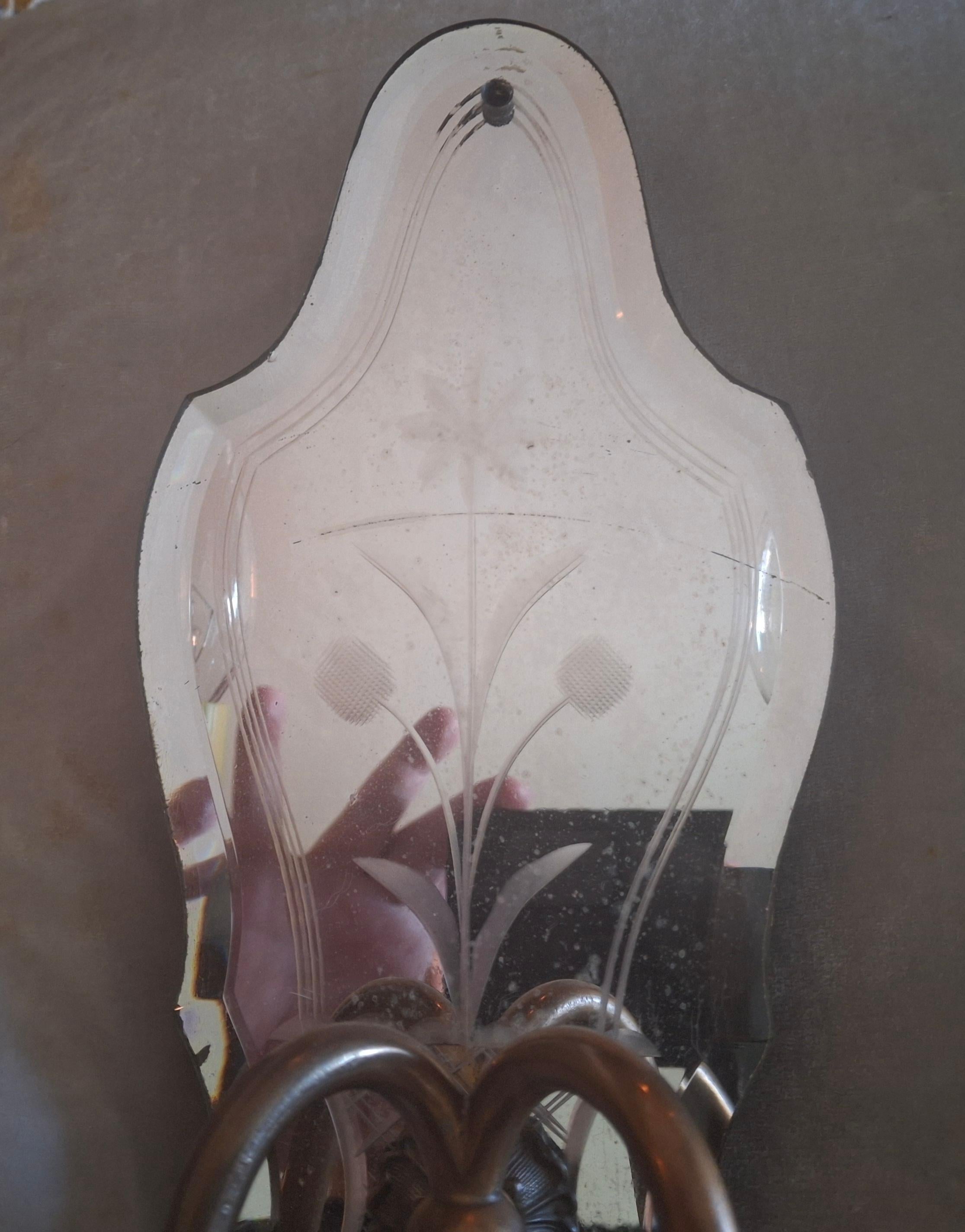 Paire d'appliques murales italiennes de style Régence des années 1940, miroir églomisé à fleurs au dos avec bronze en vente 11