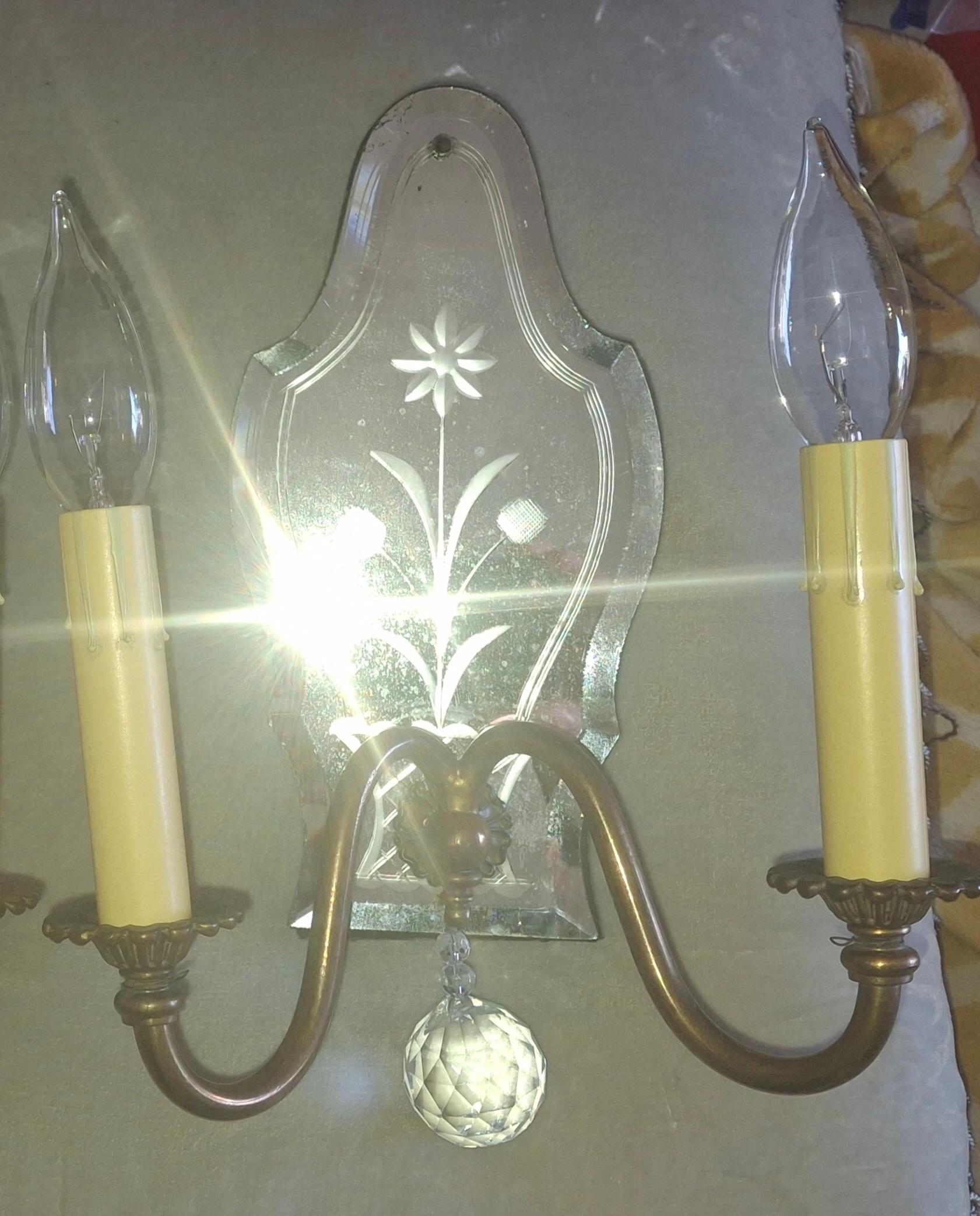 Paire d'appliques murales italiennes de style Régence des années 1940, miroir églomisé à fleurs au dos avec bronze en vente 14