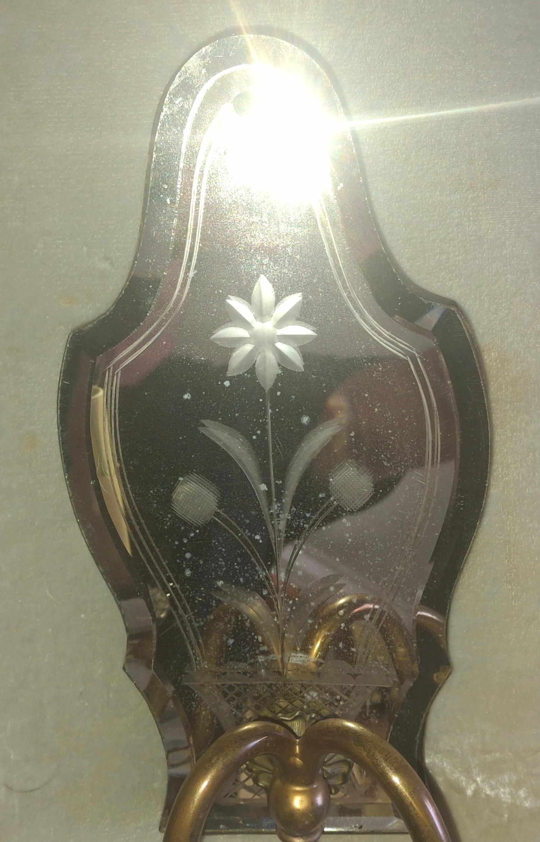 Hollywood Regency Paire d'appliques murales italiennes de style Régence des années 1940, miroir églomisé à fleurs au dos avec bronze en vente