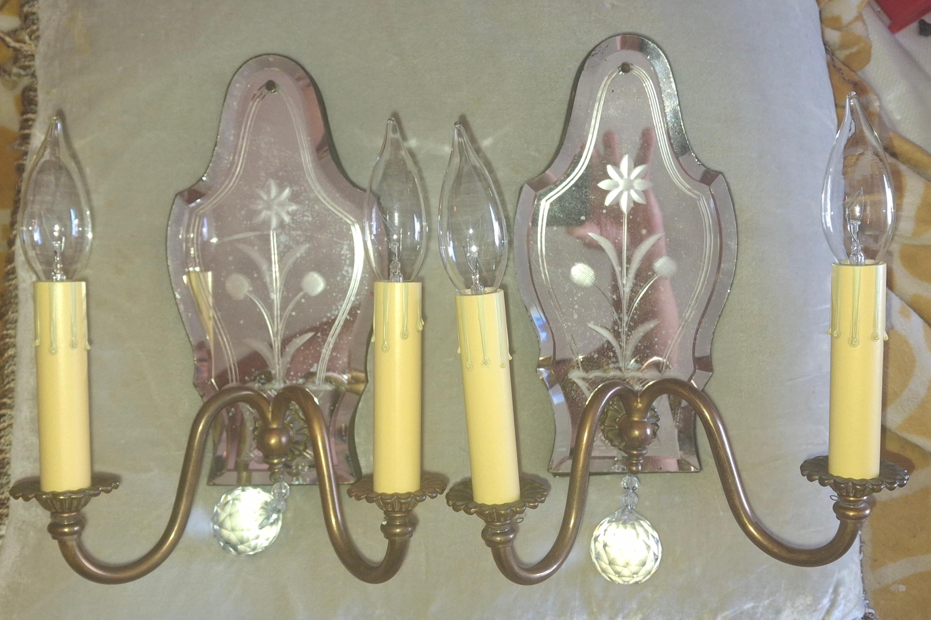 Paire d'appliques murales italiennes de style Régence des années 1940, miroir églomisé à fleurs au dos avec bronze Bon état - En vente à Opa Locka, FL