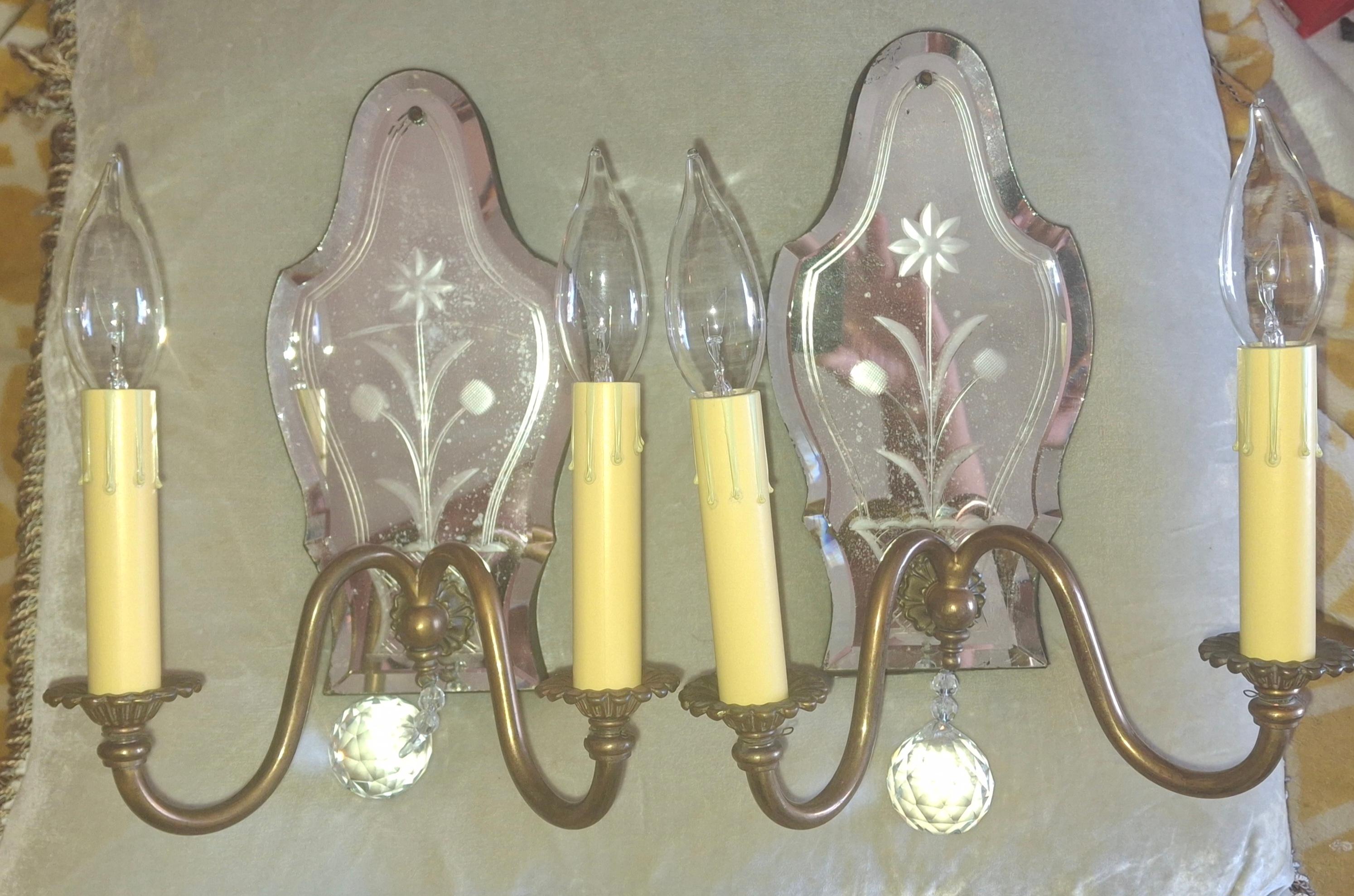 Milieu du XXe siècle Paire d'appliques murales italiennes de style Régence des années 1940, miroir églomisé à fleurs au dos avec bronze en vente