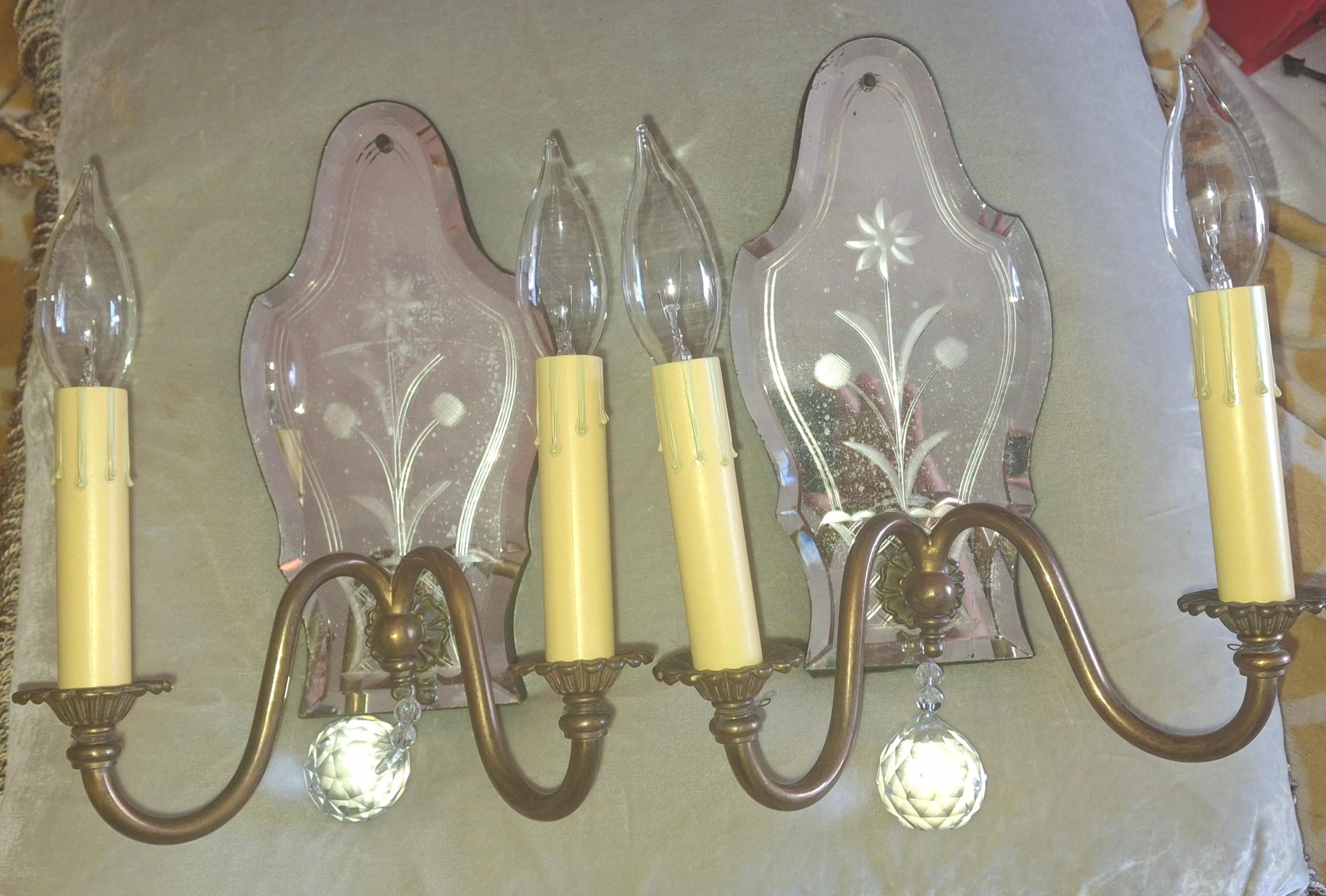 Paire d'appliques murales italiennes de style Régence des années 1940, miroir églomisé à fleurs au dos avec bronze en vente 1