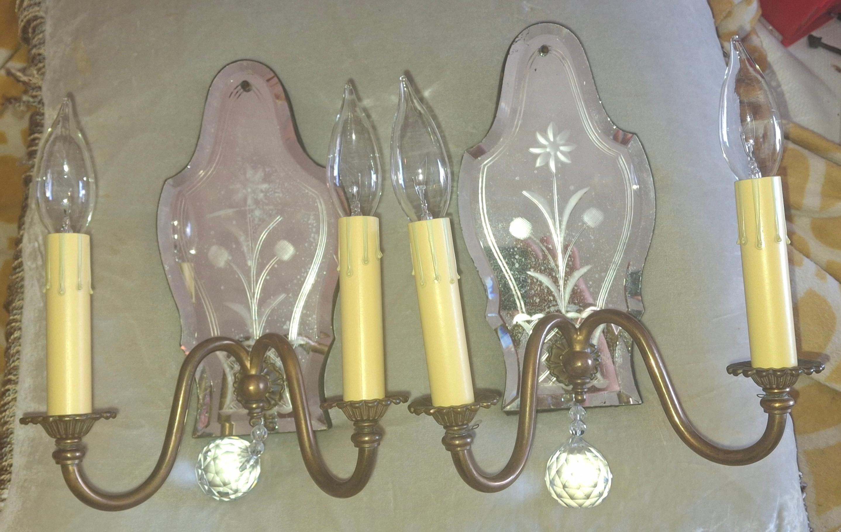 Paire d'appliques murales italiennes de style Régence des années 1940, miroir églomisé à fleurs au dos avec bronze en vente 2