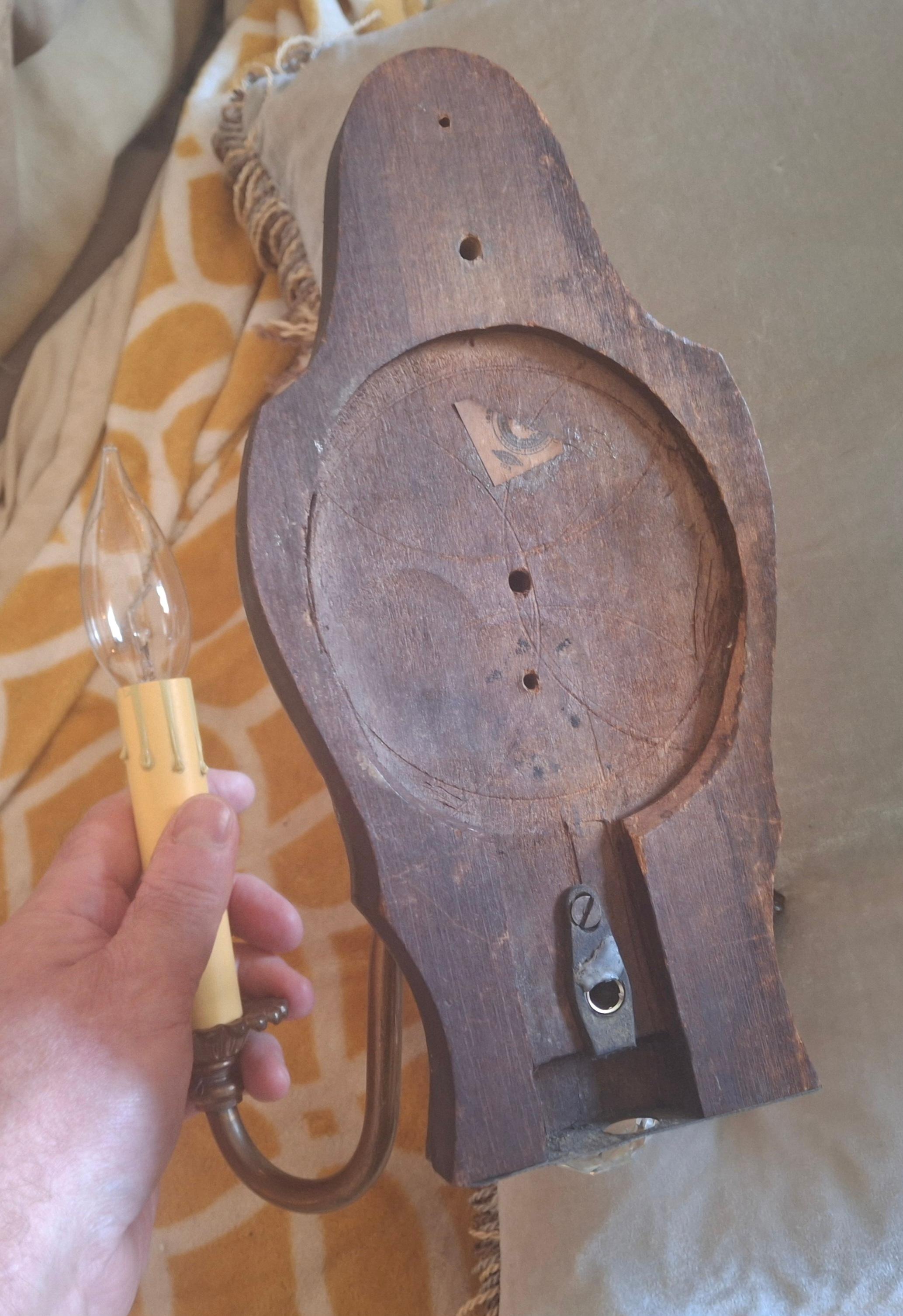 Paire d'appliques murales italiennes de style Régence des années 1940, miroir églomisé à fleurs au dos avec bronze en vente 3