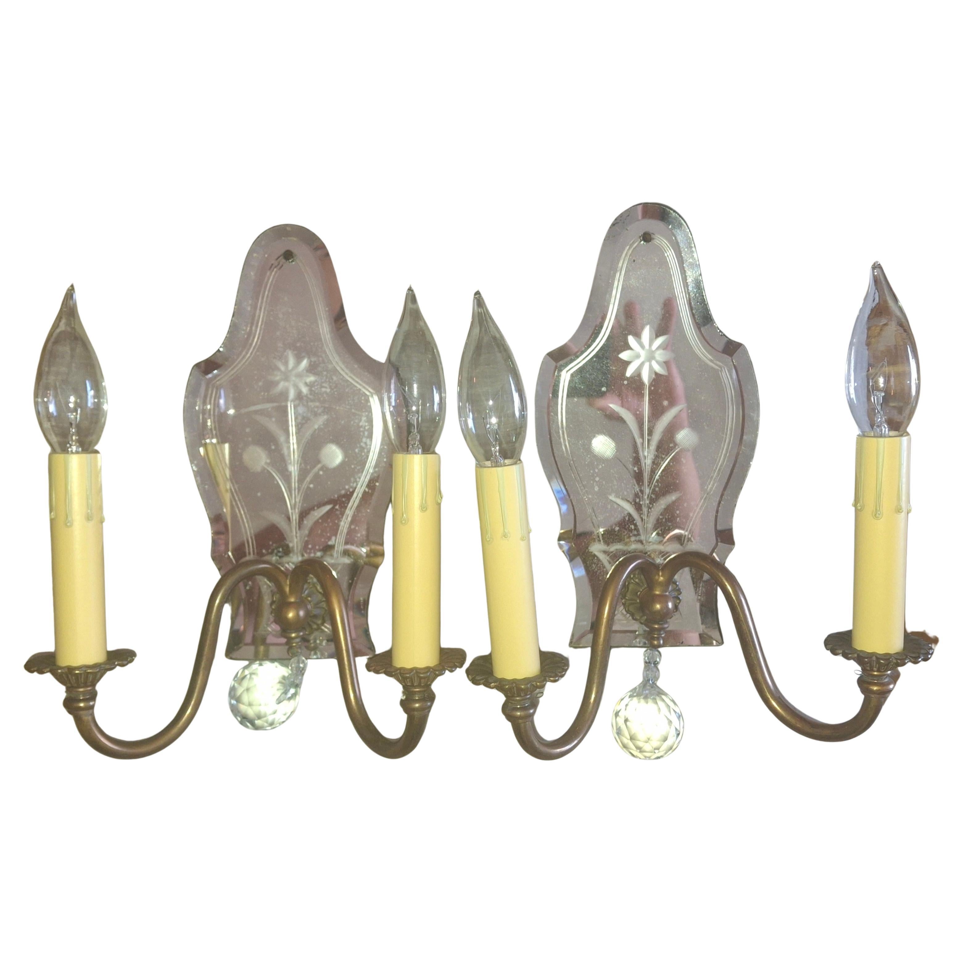 Pair 1940's Italian Regency Floral Eglomise Spiegel zurück w / Bronze Wandleuchter