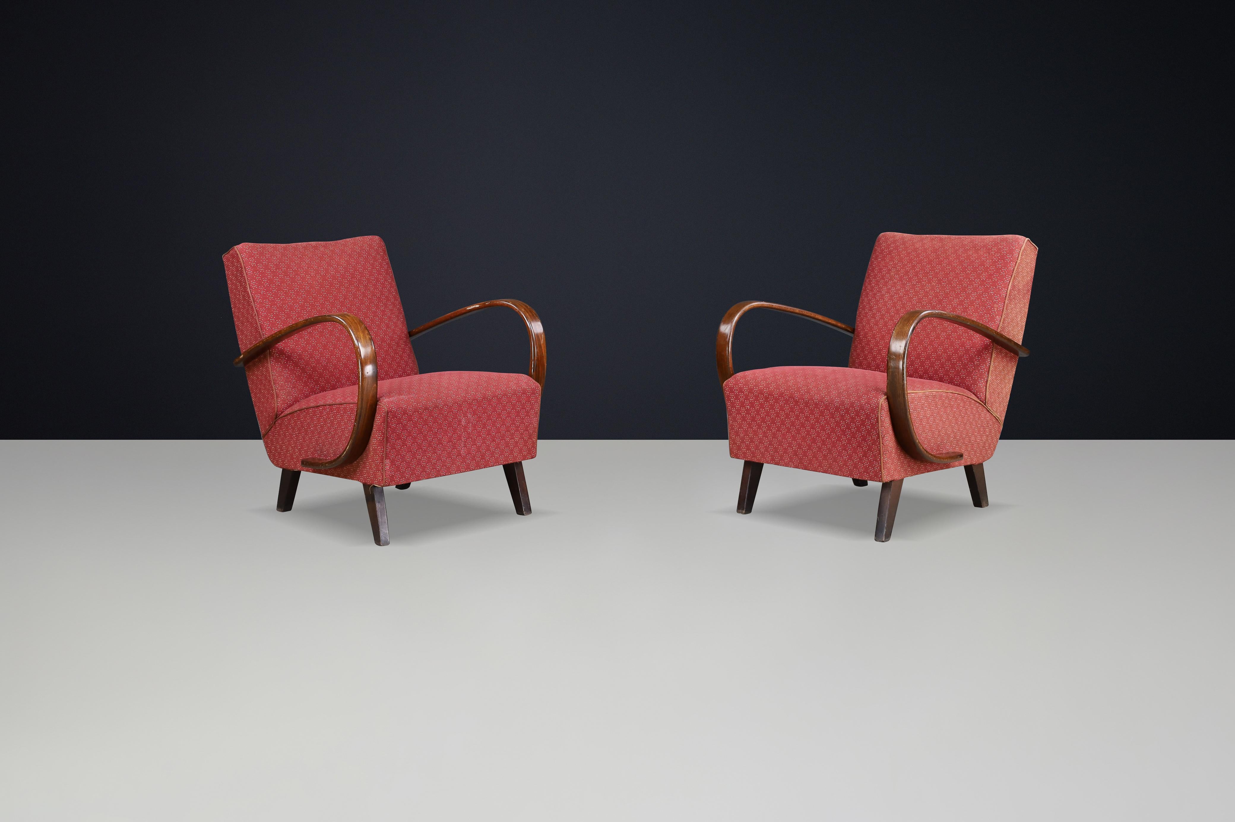 Pair of 1940s Jindřich Halabala H-227 Bentwood Armchairs with Original Upholstery

This distinguished pair of H-227 bentwood armchairs was designed in the 1940s by Jindřich Halabala, one of the leading figures of Czech modernist design. Manufactured