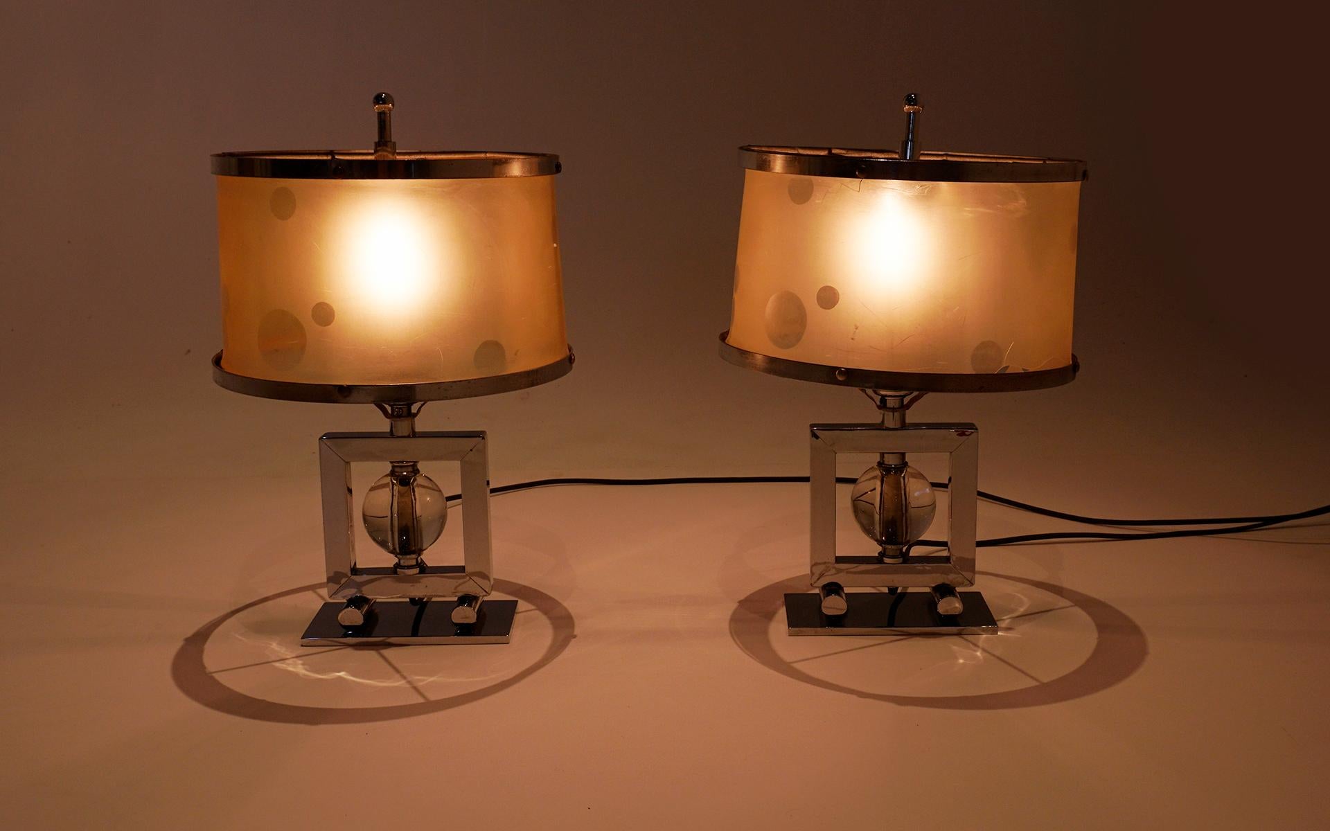 Ère de la machine Paire de lampes de bureau de l'ère de la machine des années 1940 en chrome et verre, abat-jour et fleurons d'origine en vente