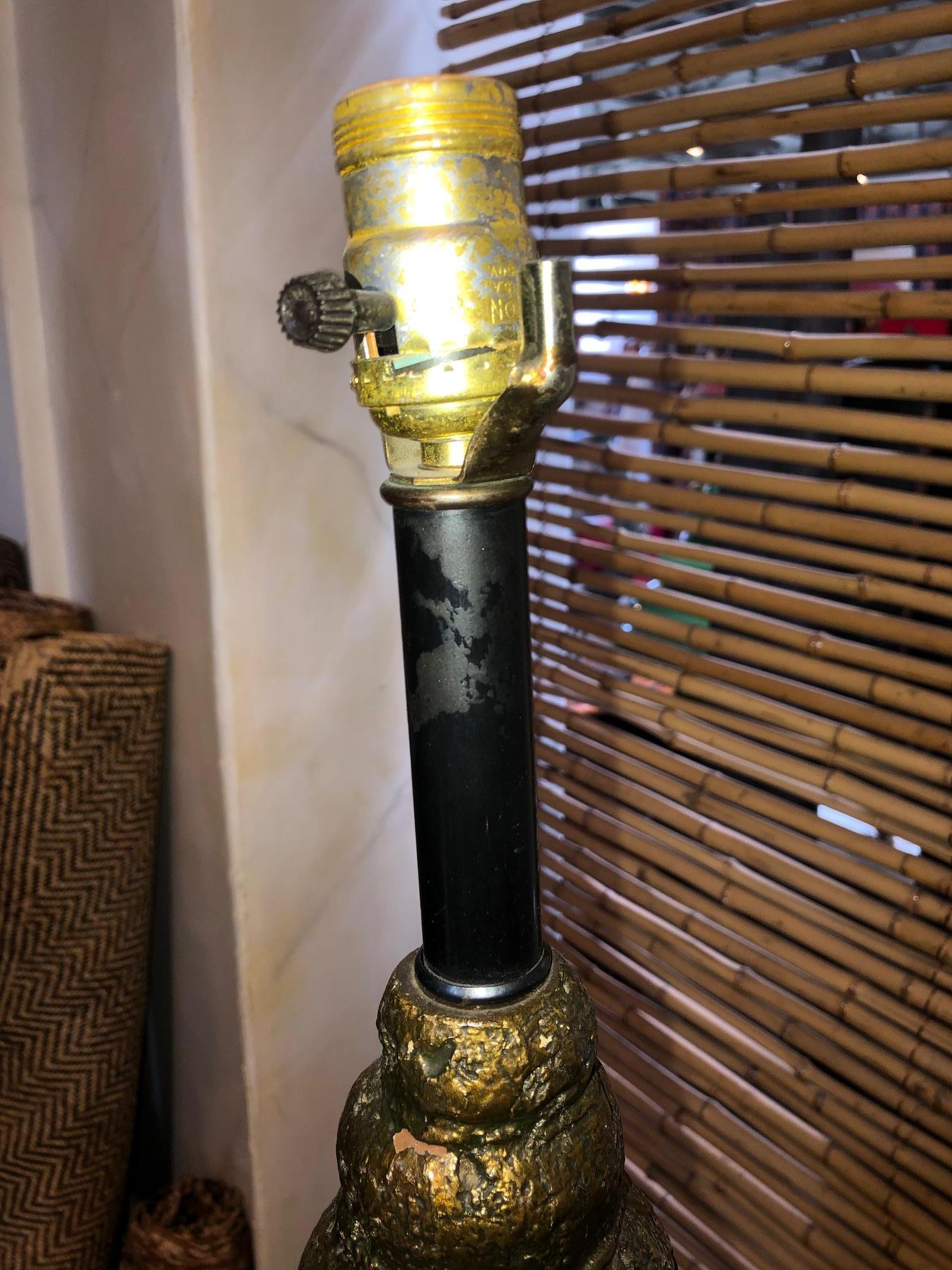 Paire de lampes asiatiques en résine et bois des années 1940 en vente 3