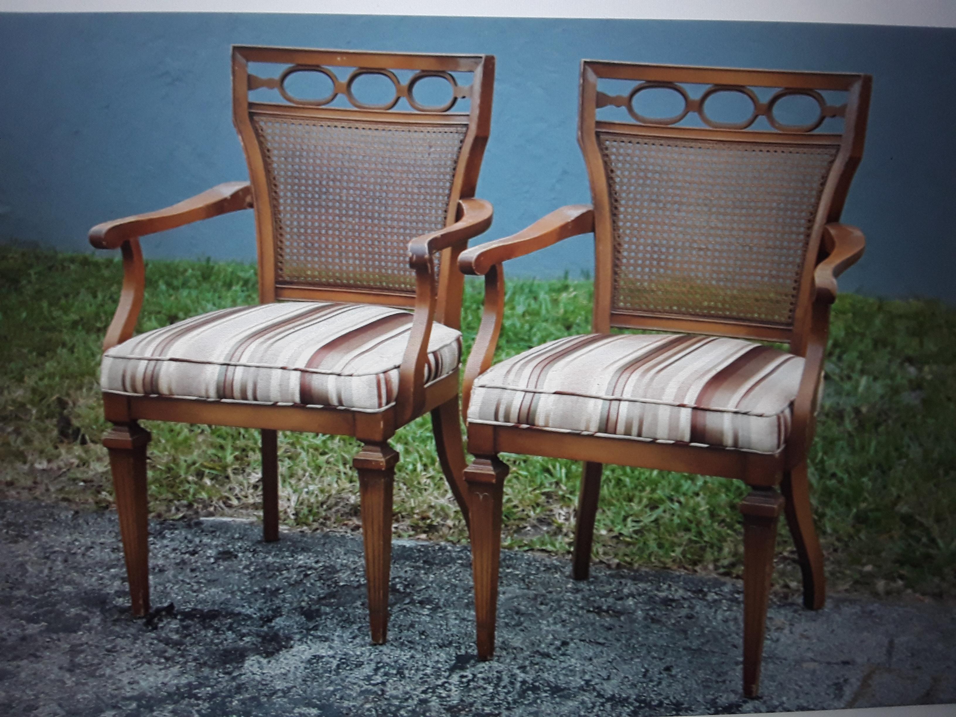 Paire de fauteuils d'appoint, d'appoint et d'appoint de style néoclassique. Belles chaises avec cannage intact.