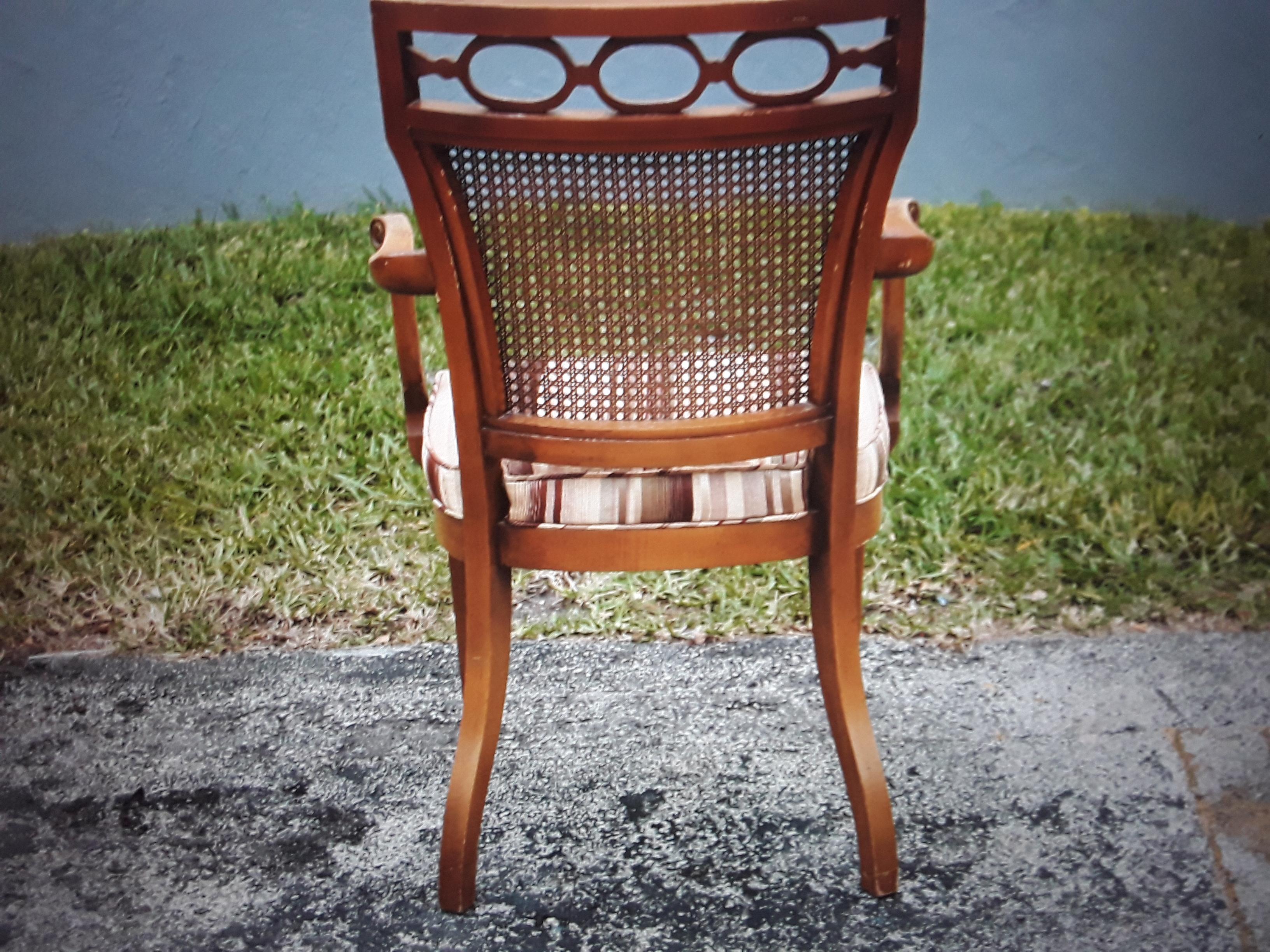 Bois Paire de chaises d'appoint de style néoclassique des années 1940 en vente