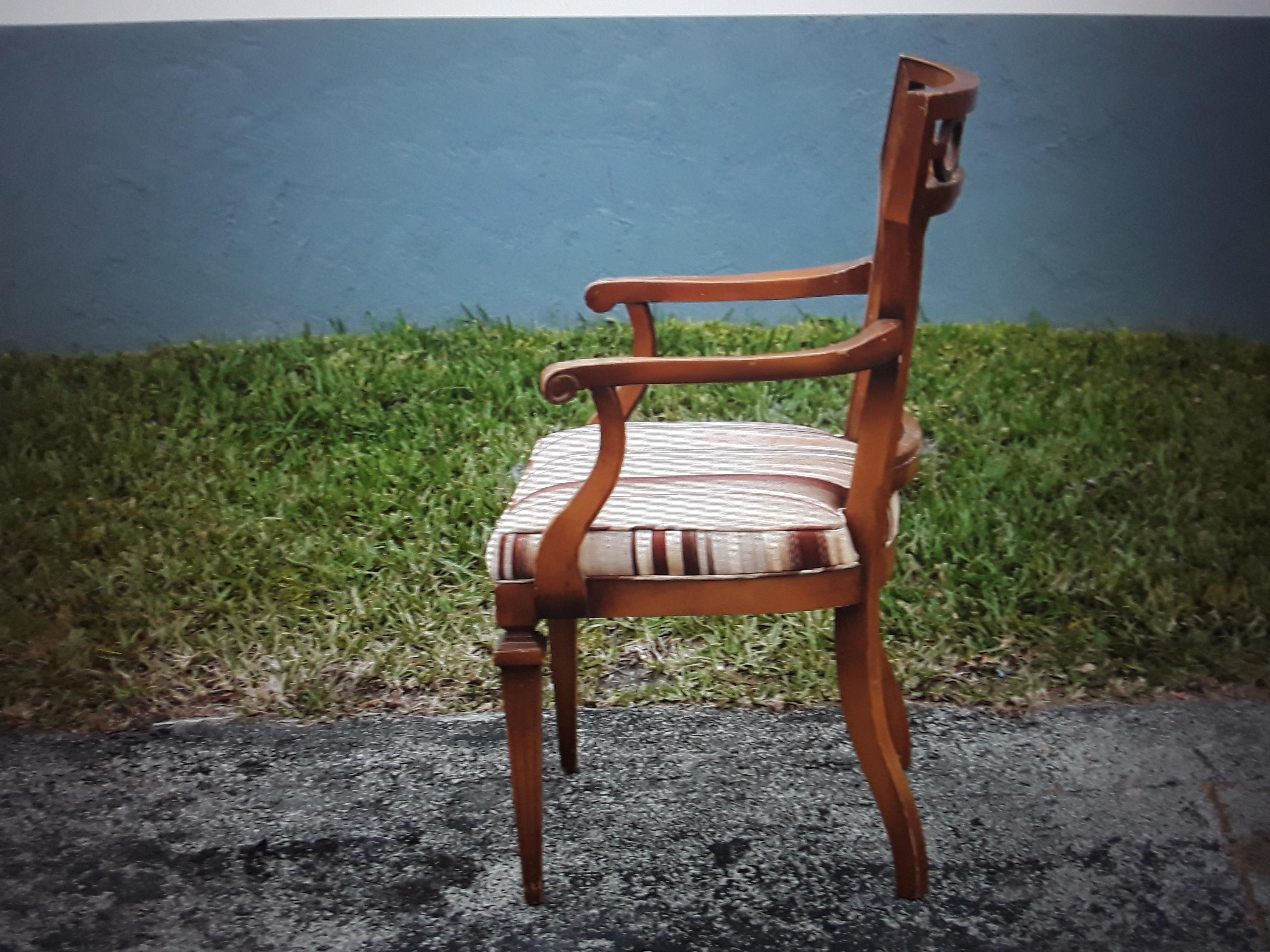 Paire de chaises d'appoint de style néoclassique des années 1940 en vente 2
