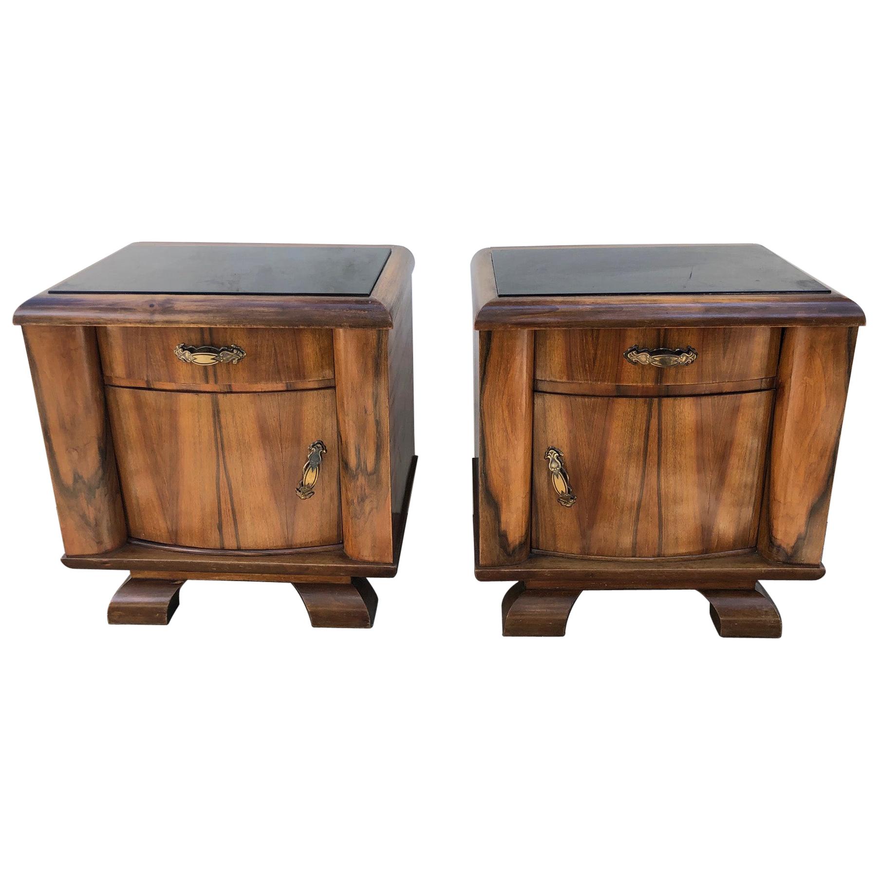 Pair of 1940's night stands in rosewood and walnut, honeycomb, natural color, original Italian design, black glass top.
From the same series in the shop there are ads for a dresser and a sideboard.

To find out the cost of transport to USA etc write