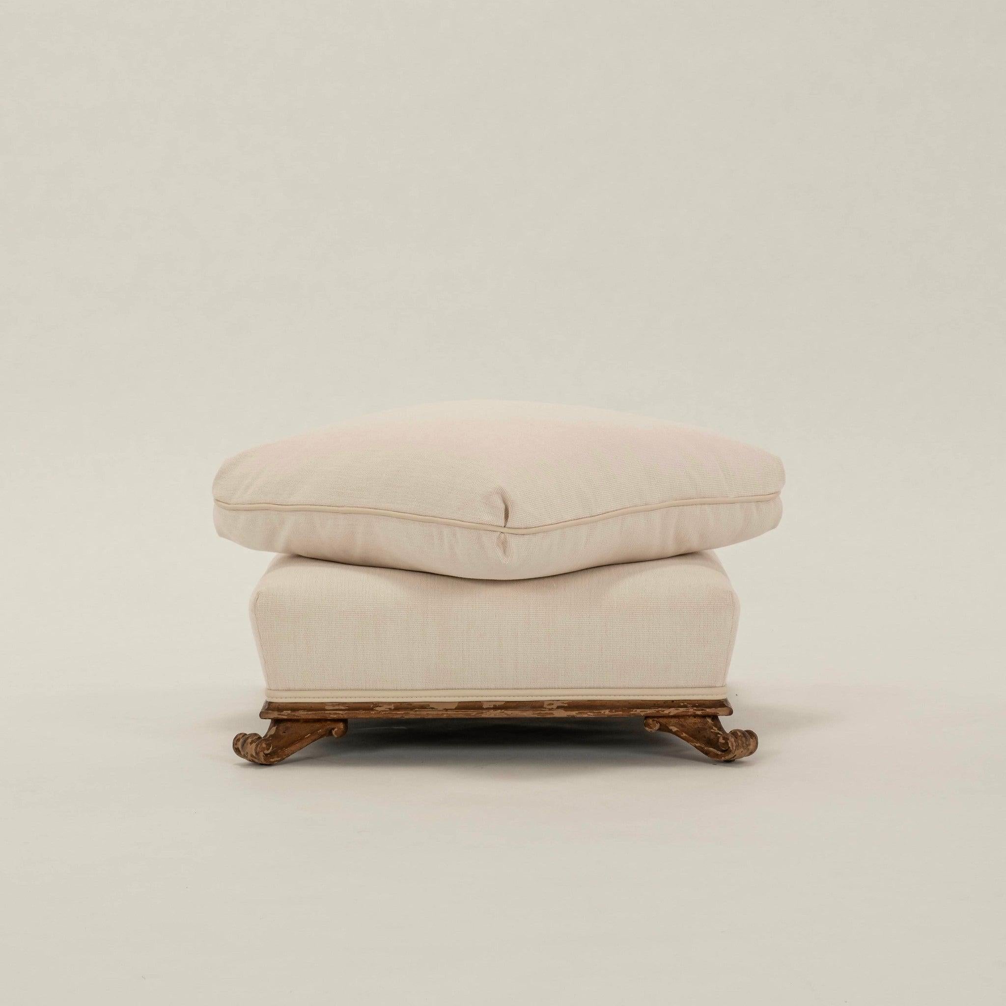 Paire d'ottomans à coussins carrés empilés du 20e siècle, avec une base en bois doré et un nouveau revêtement en lin-blend tissé blanc. Le coussin supérieur est semi-attaché.