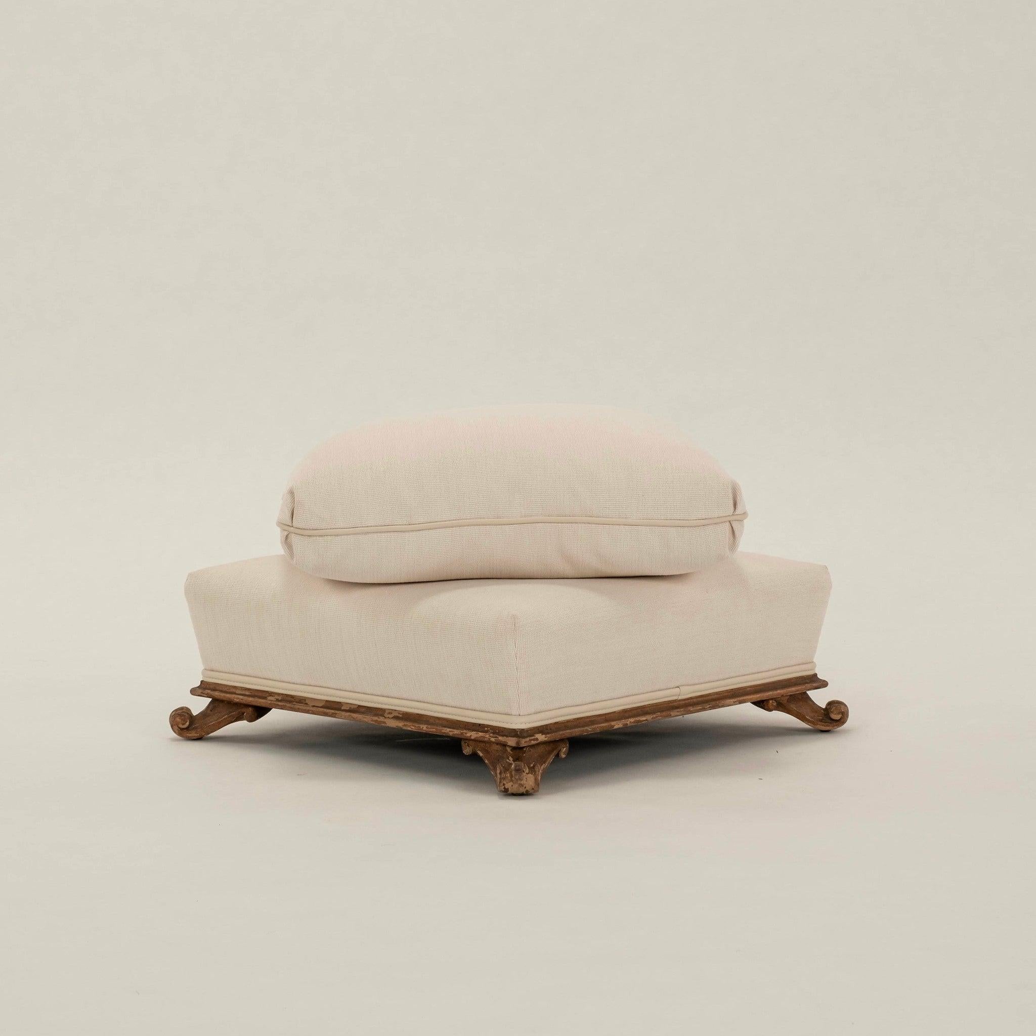 Paire d'ottomans en bois doré à coussins empilés des années 1940 Bon état - En vente à Houston, TX