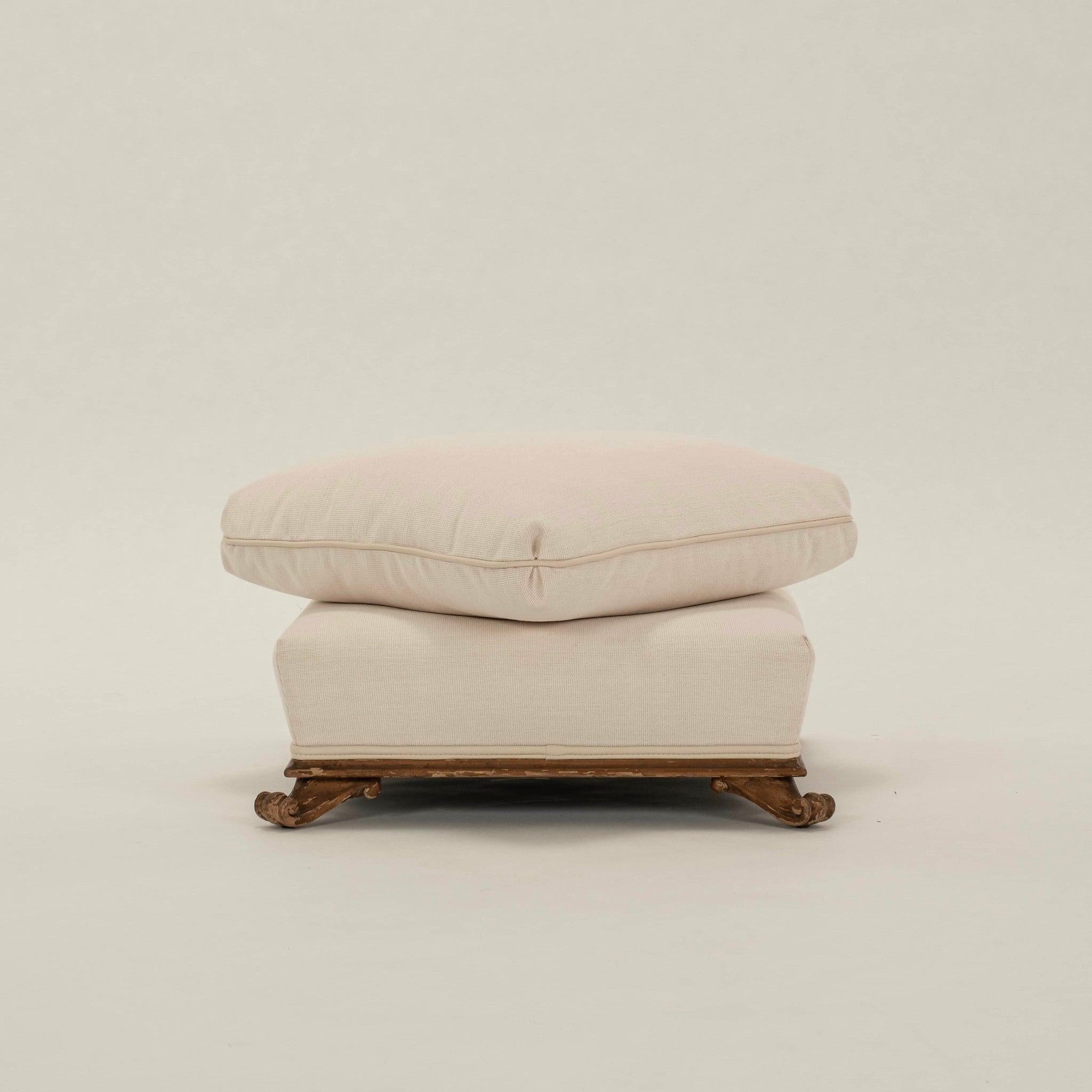 20ième siècle Paire d'ottomans en bois doré à coussins empilés des années 1940 en vente