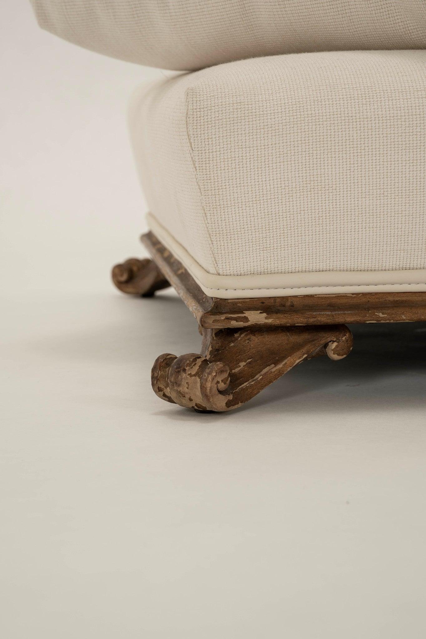 Tissu d'ameublement Paire d'ottomans en bois doré à coussins empilés des années 1940 en vente
