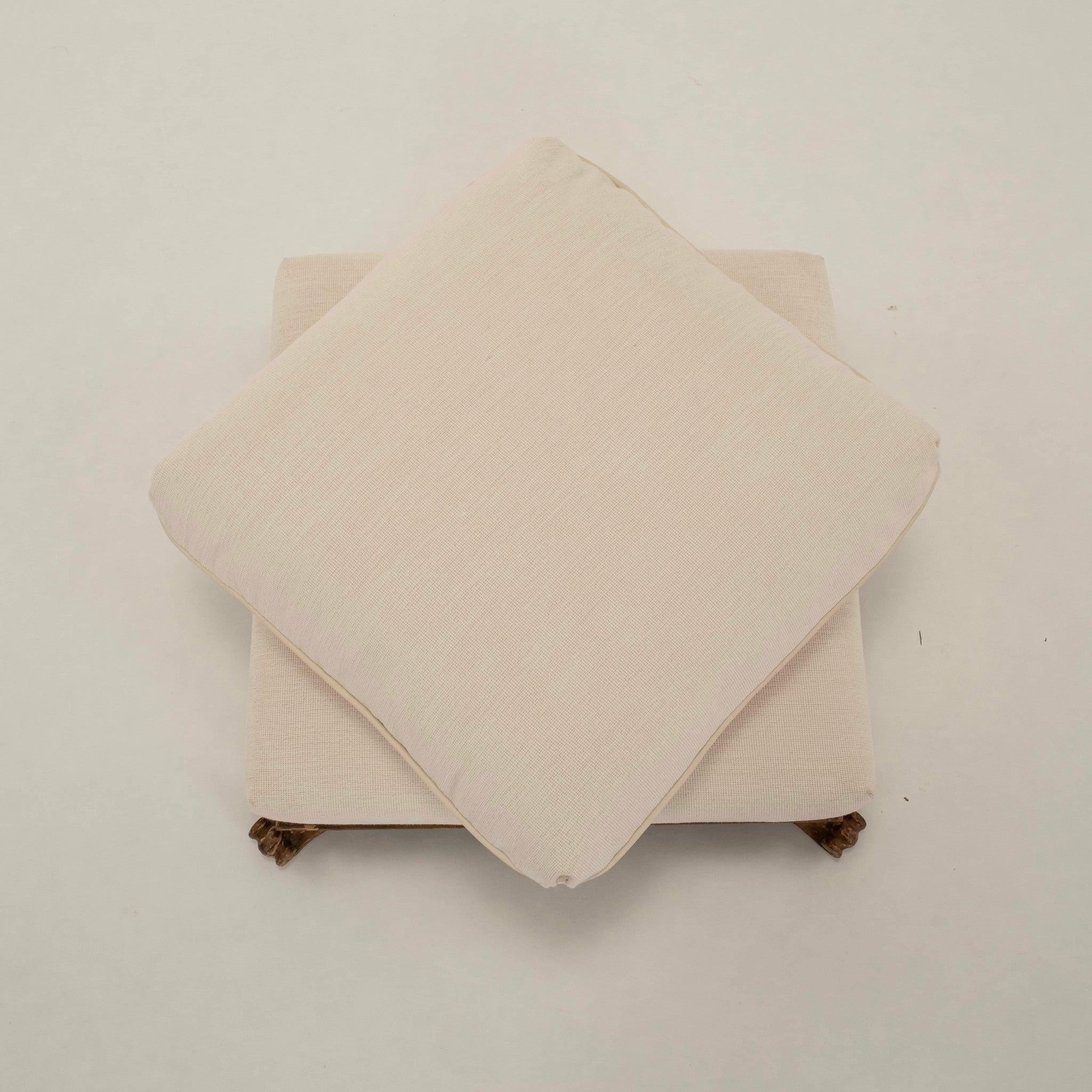 Paire d'ottomans en bois doré à coussins empilés des années 1940 en vente 2