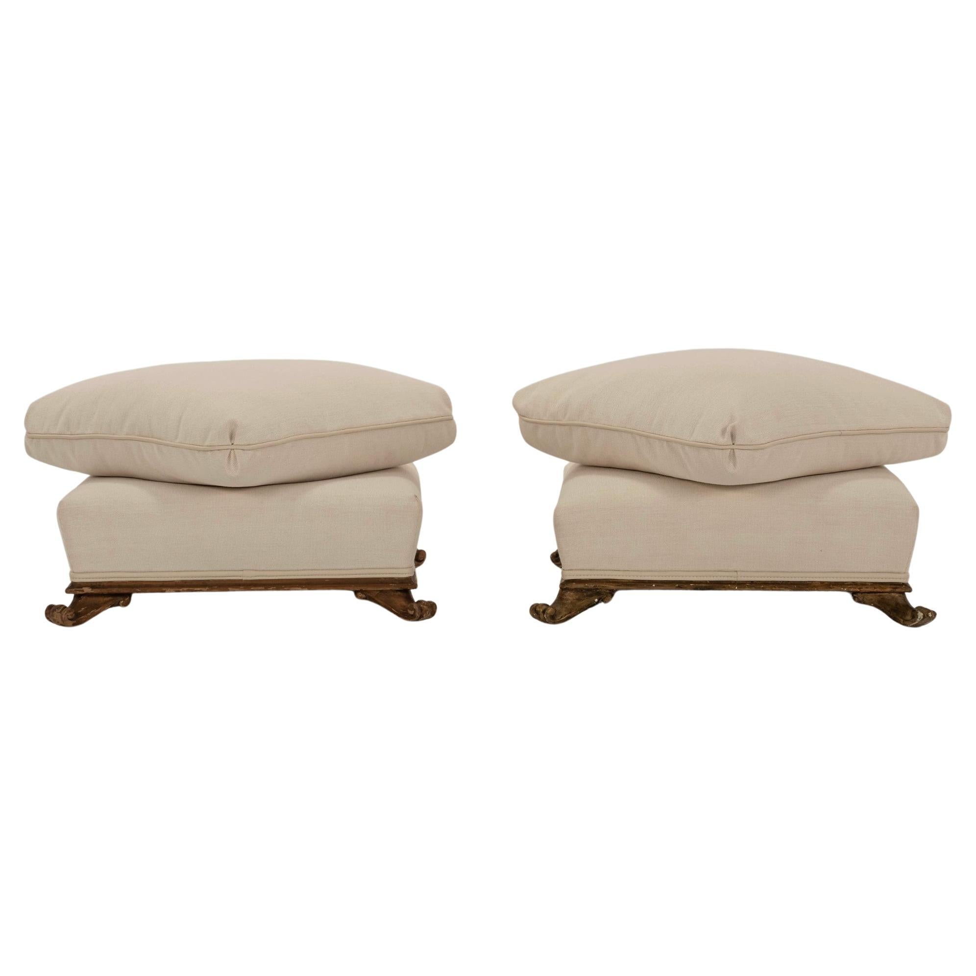 Paire d'ottomans en bois doré à coussins empilés des années 1940