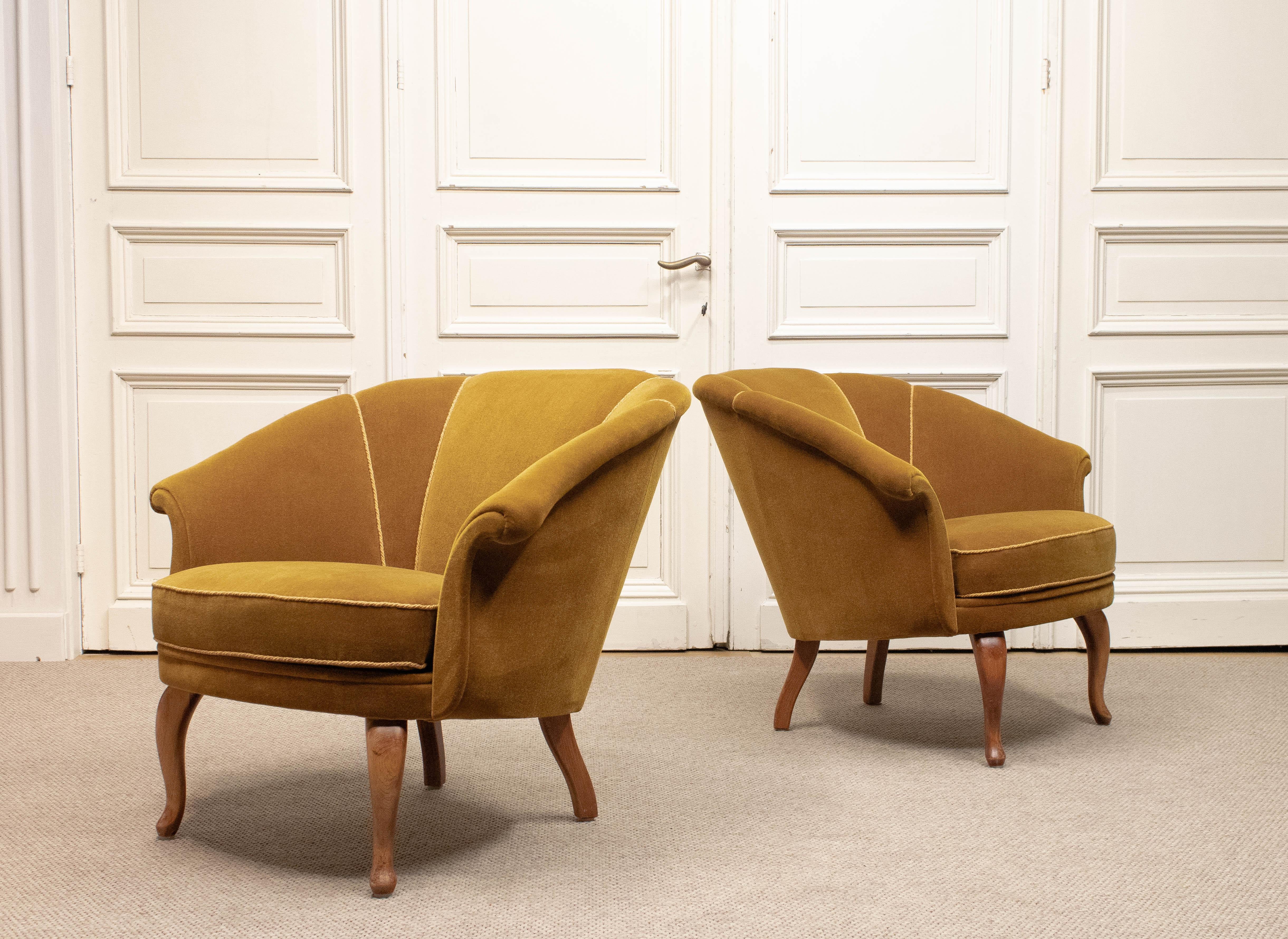 Paar 1940er Jahre schwedische Grace Shell zurück Club Stühle gepolstert mit Samt im Angebot 4