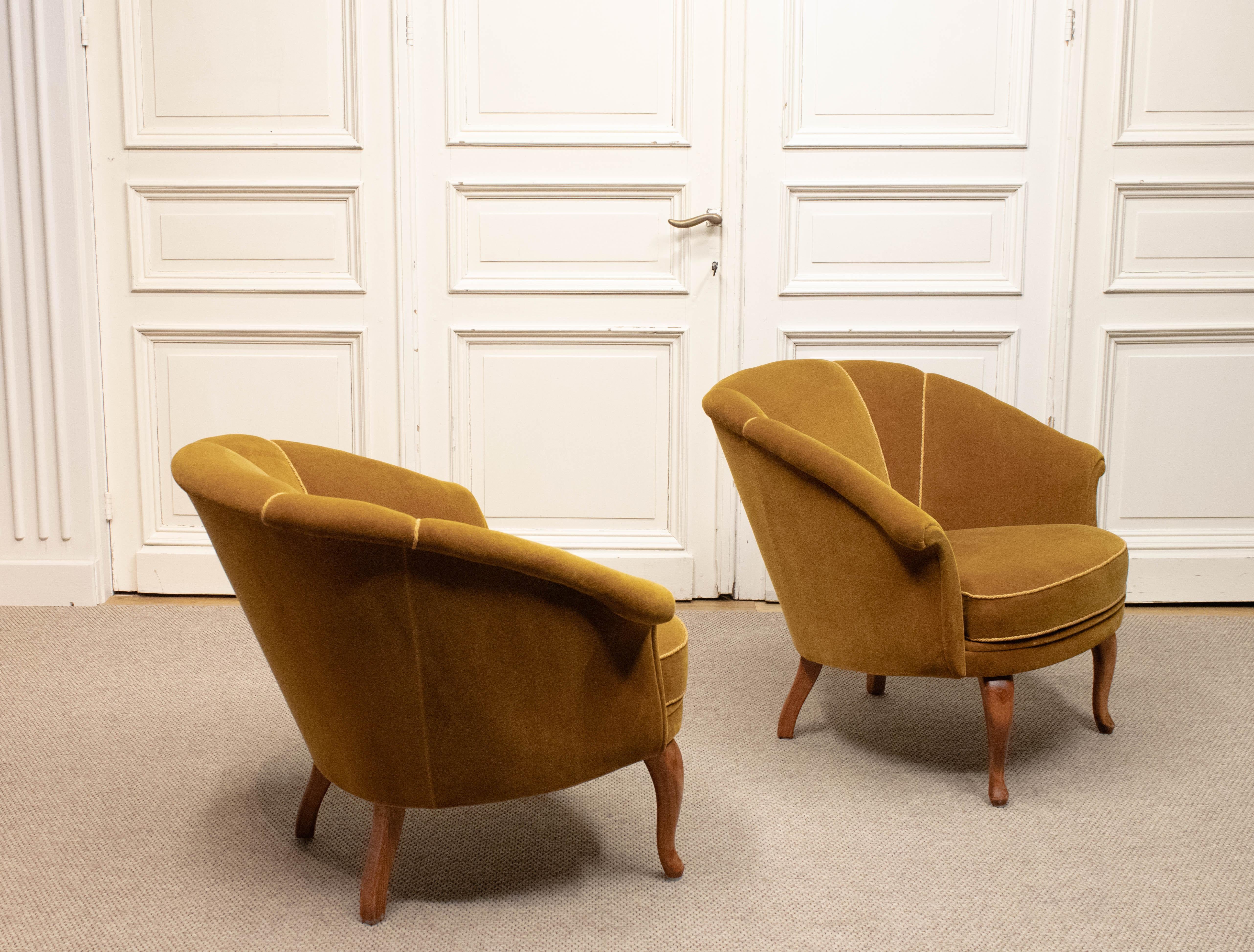 Paar 1940er Jahre schwedische Grace Shell zurück Club Stühle gepolstert mit Samt im Angebot 6