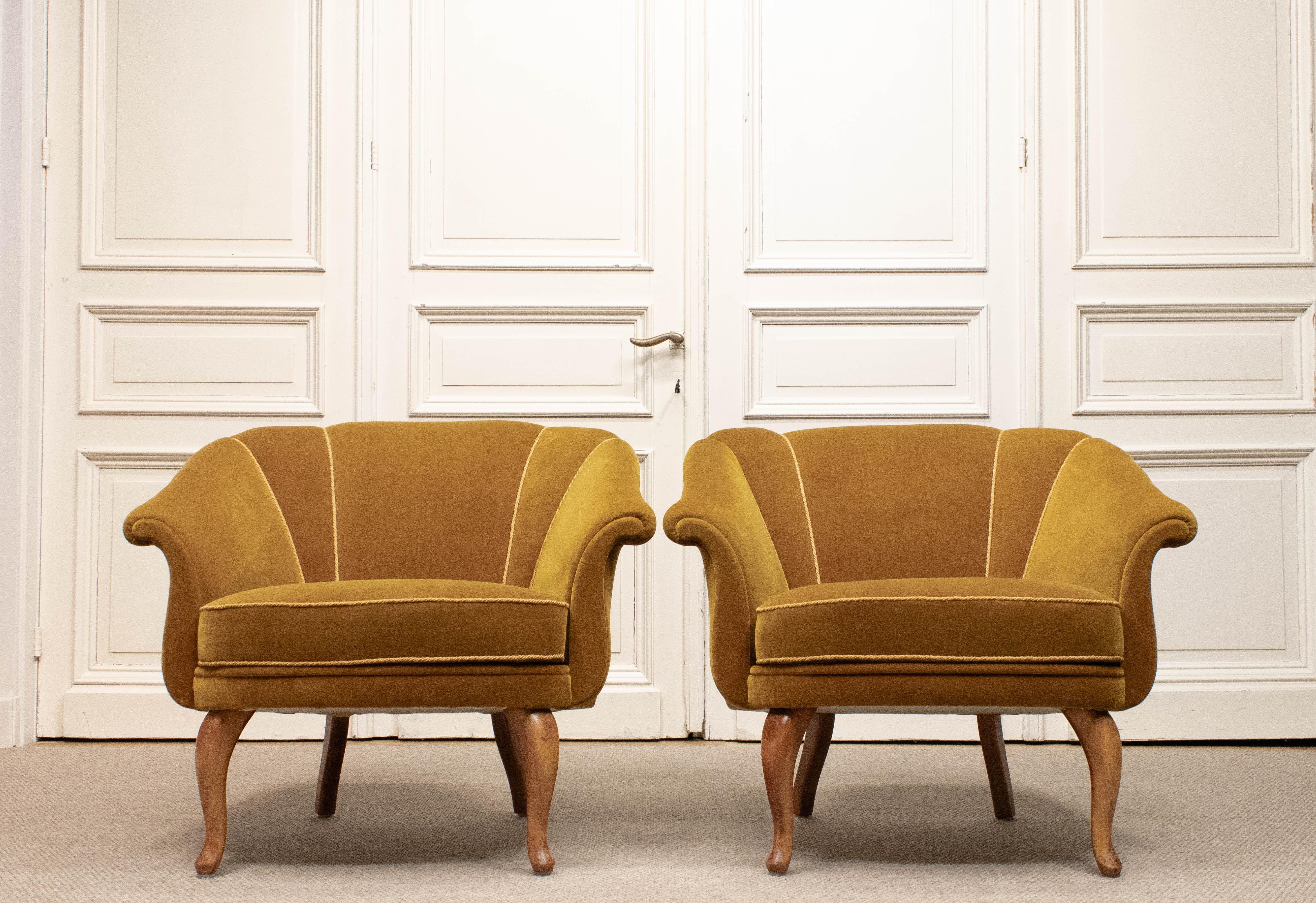 Paar 1940er Jahre schwedische Grace Shell zurück Club Stühle gepolstert mit Samt (Schwedisch) im Angebot