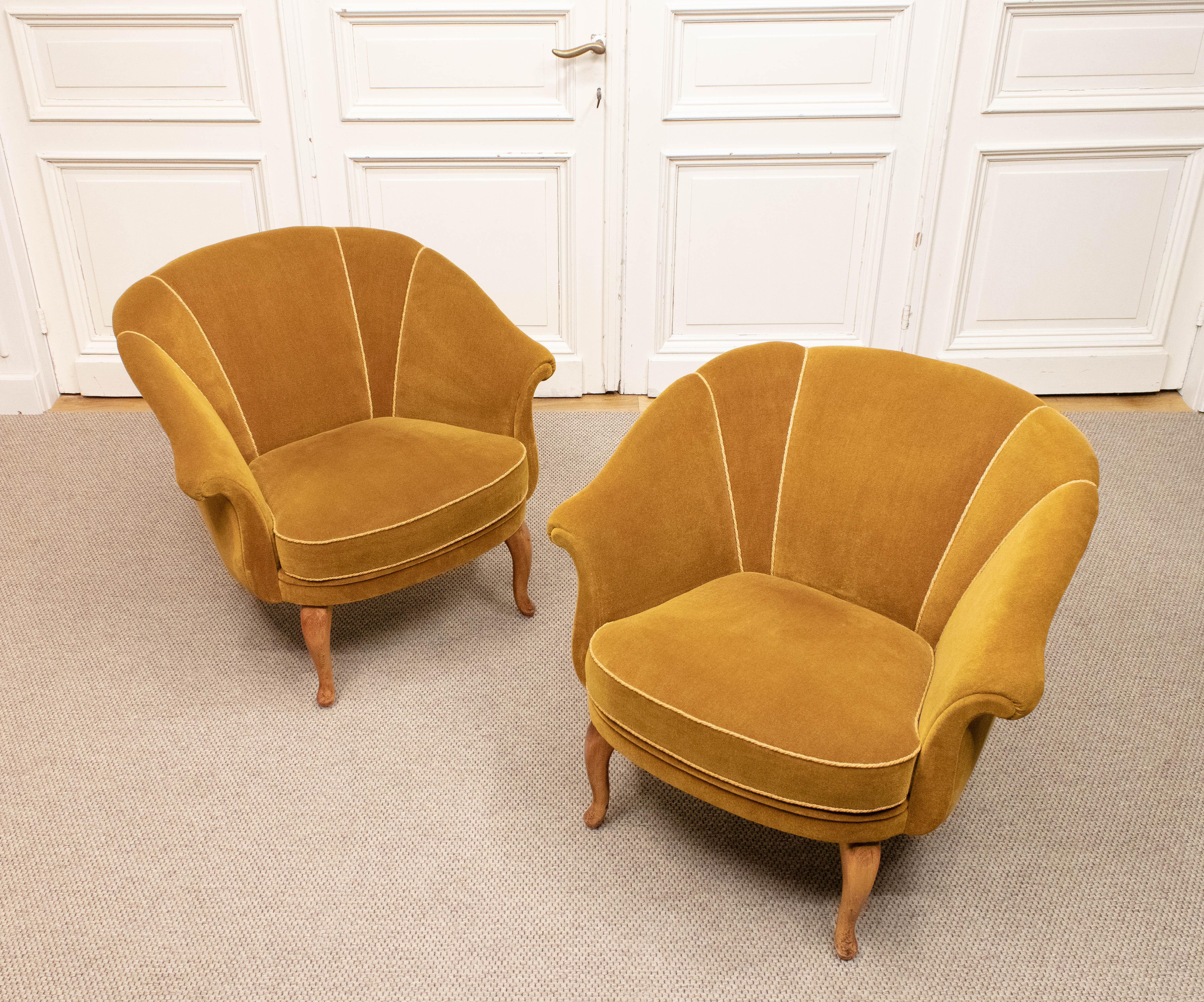 Paar 1940er Jahre schwedische Grace Shell zurück Club Stühle gepolstert mit Samt (Mitte des 20. Jahrhunderts) im Angebot