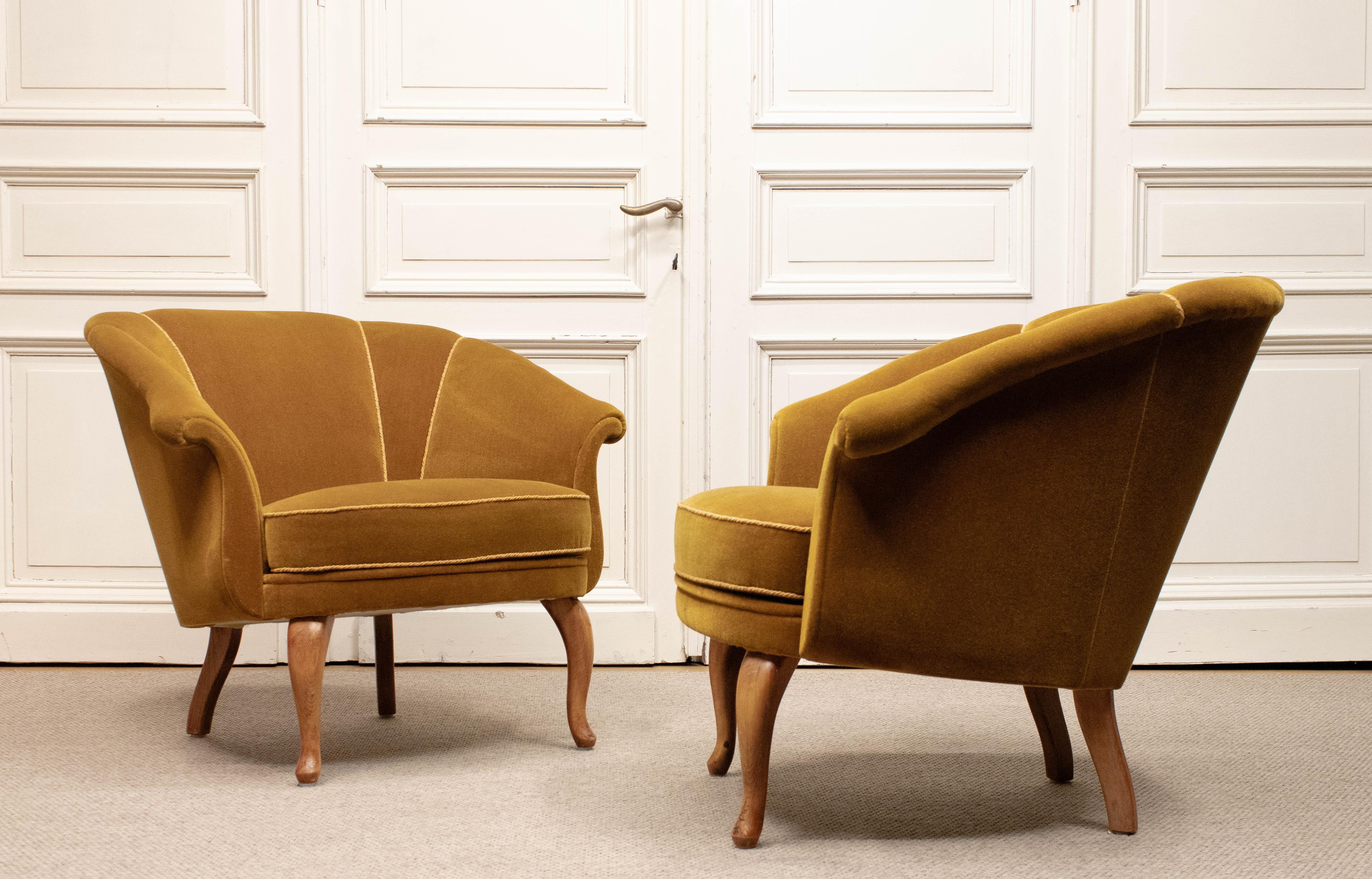 Paar 1940er Jahre schwedische Grace Shell zurück Club Stühle gepolstert mit Samt im Angebot 1