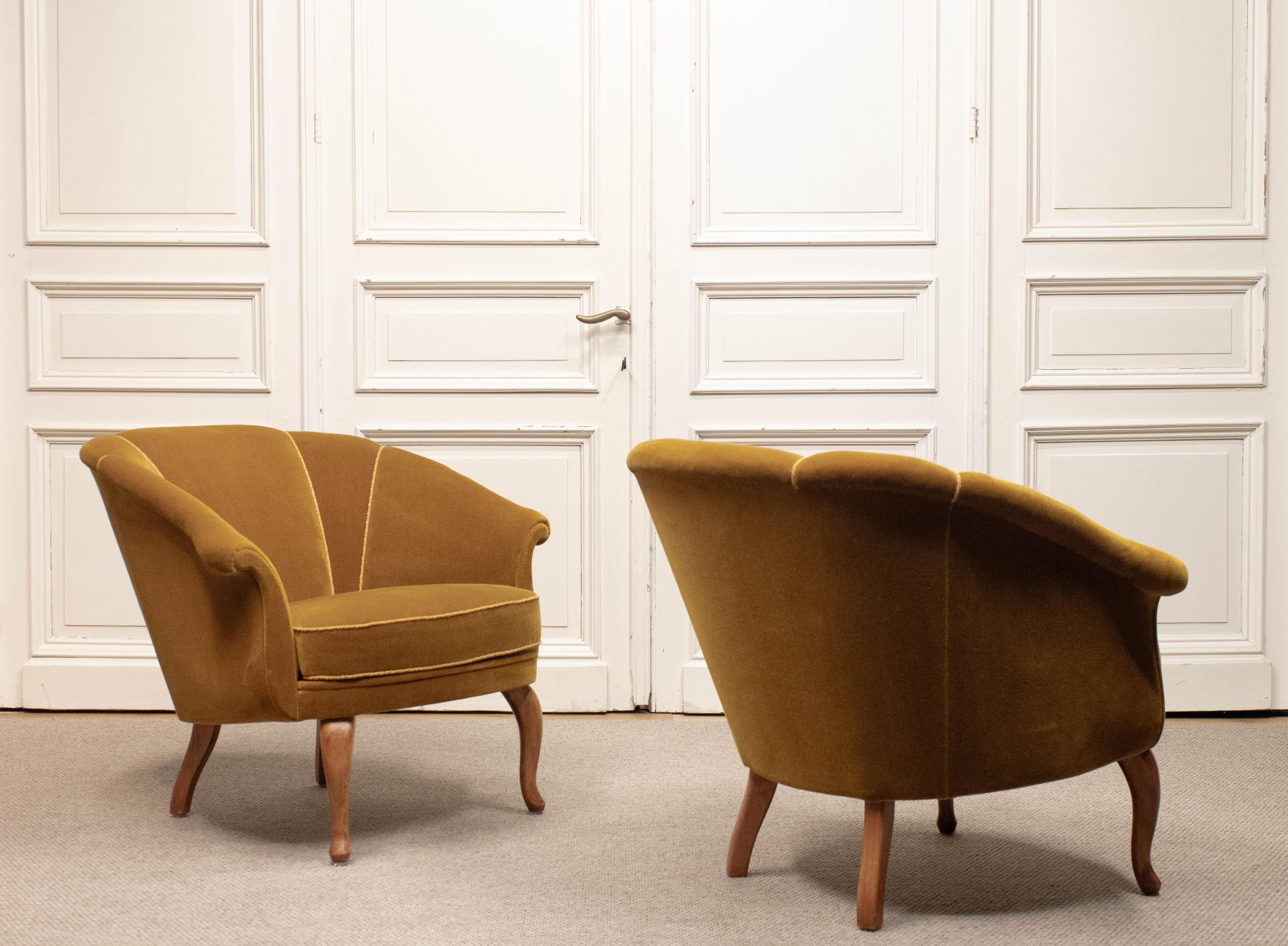 Paar 1940er Jahre schwedische Grace Shell zurück Club Stühle gepolstert mit Samt im Angebot 2