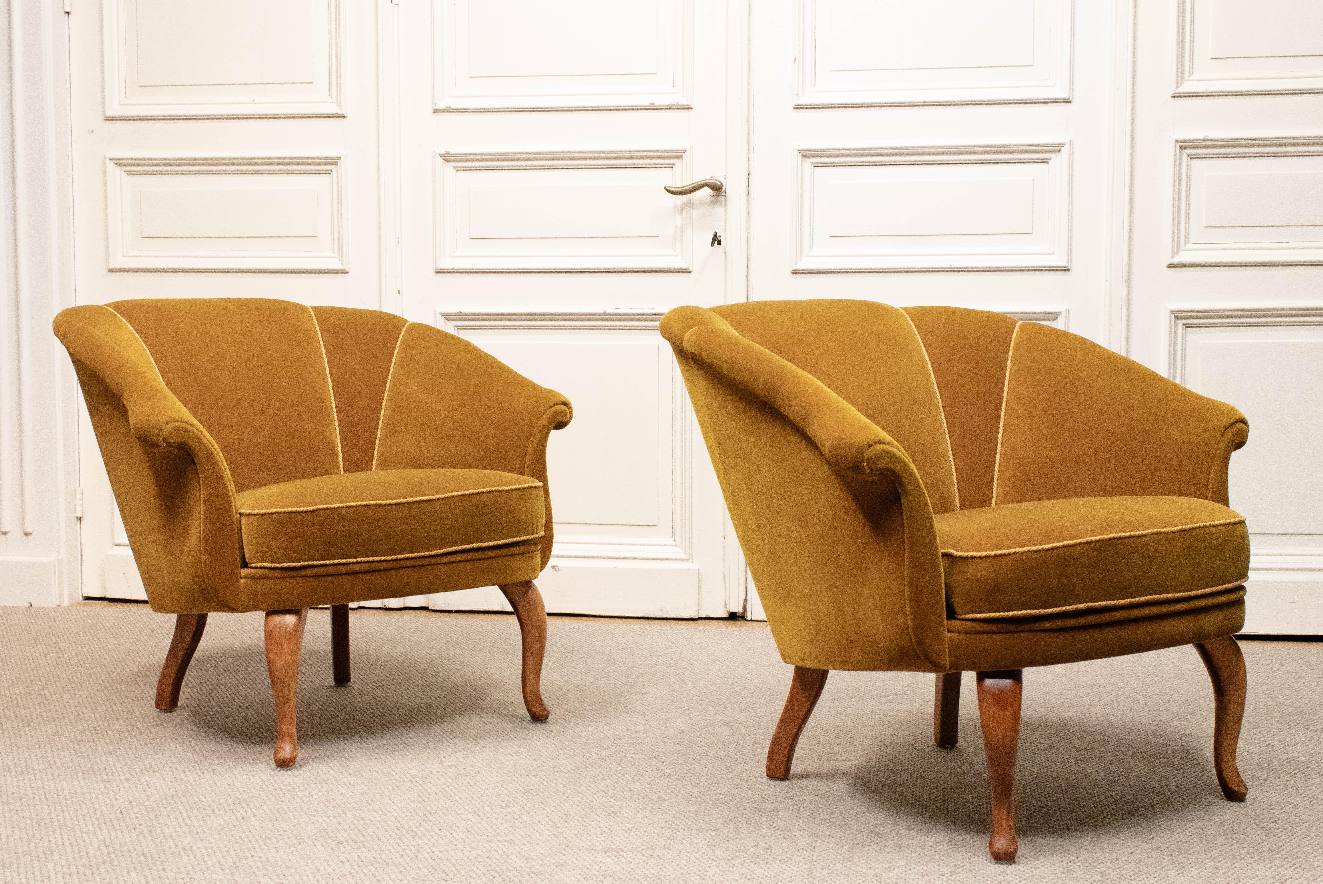 Paar 1940er Jahre schwedische Grace Shell zurück Club Stühle gepolstert mit Samt im Angebot 3