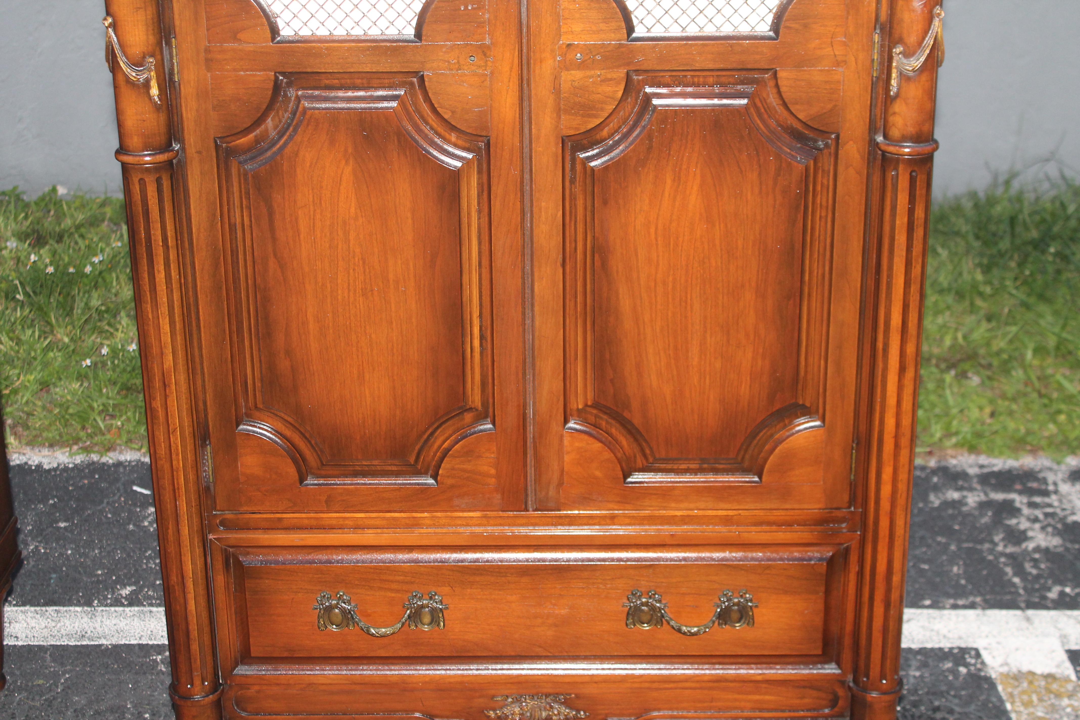 Paire de grands chiffonniers en noyer foncé de style régence hollywoodienne des années 1940 en vente 5