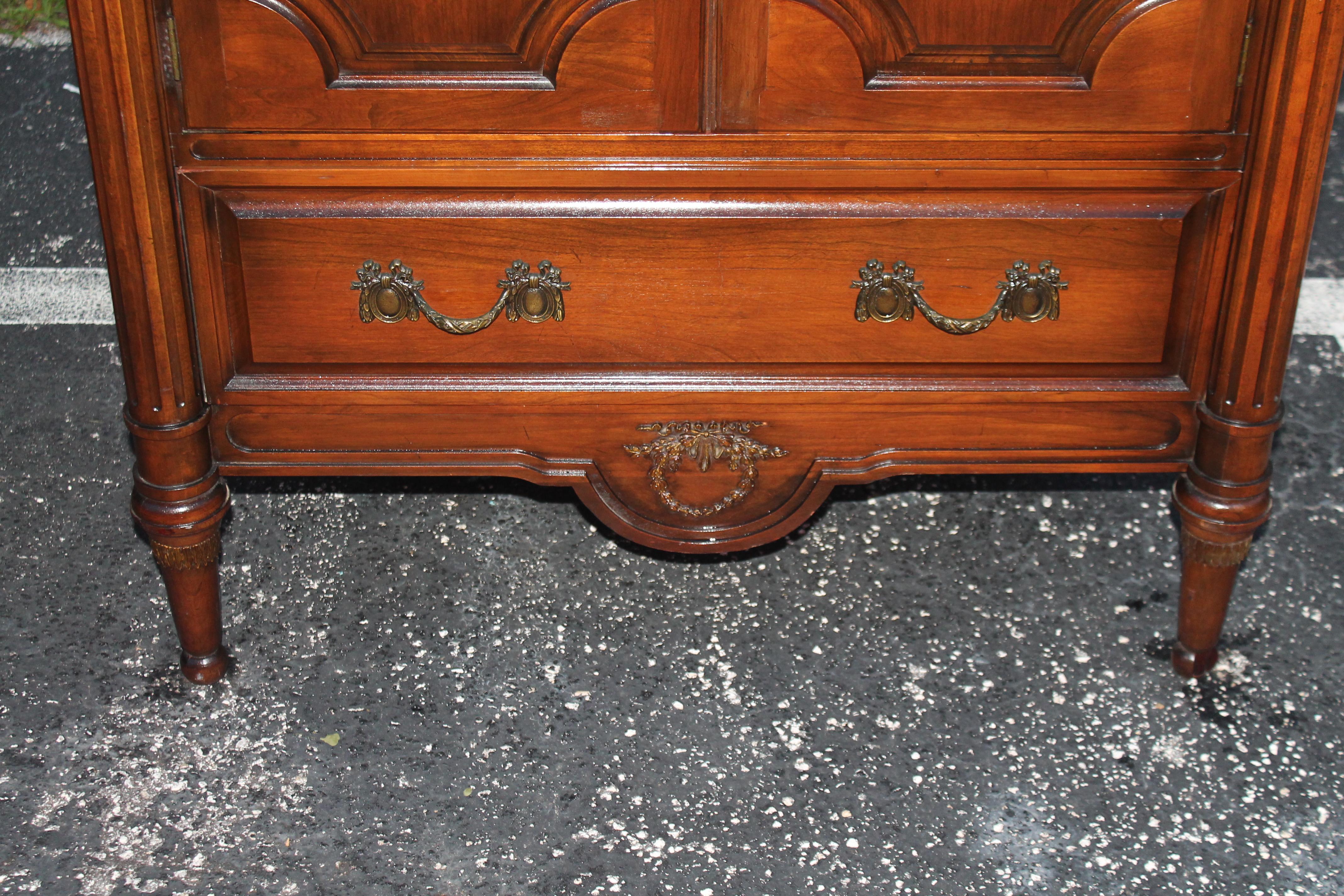 Paire de grands chiffonniers en noyer foncé de style régence hollywoodienne des années 1940 en vente 7
