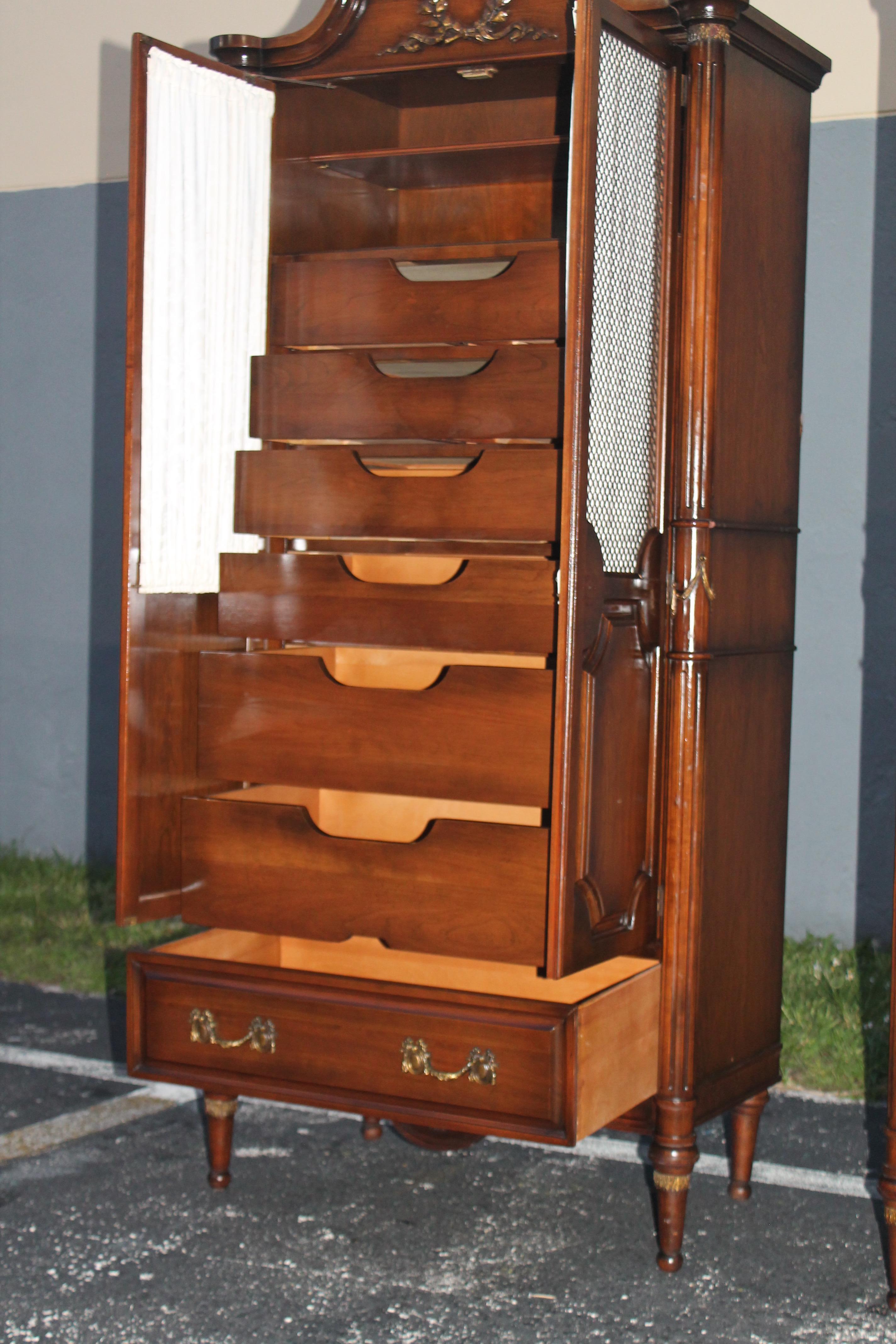 Paire de grands chiffonniers en noyer foncé de style régence hollywoodienne des années 1940 en vente 9