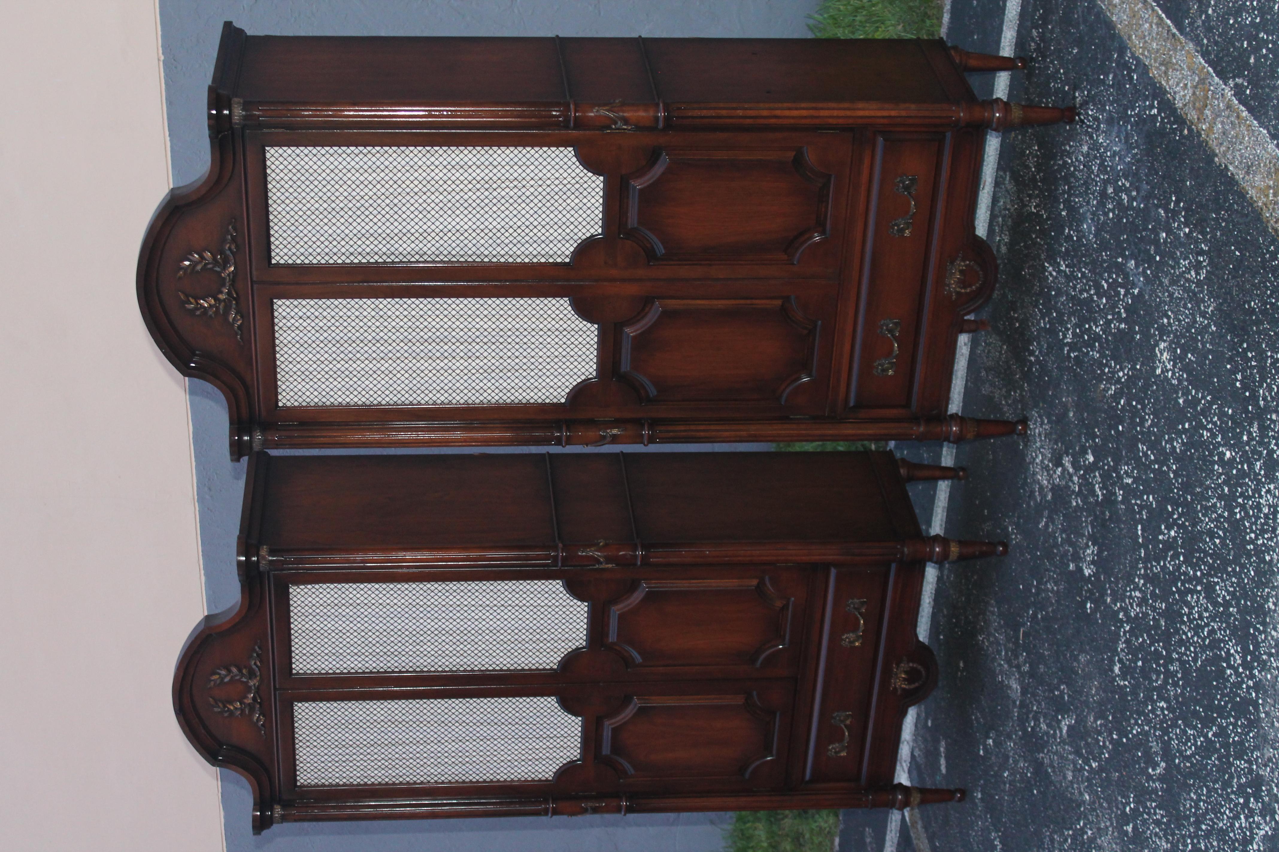 Paire de grands chiffonniers en noyer foncé de style régence hollywoodienne des années 1940 en vente 12