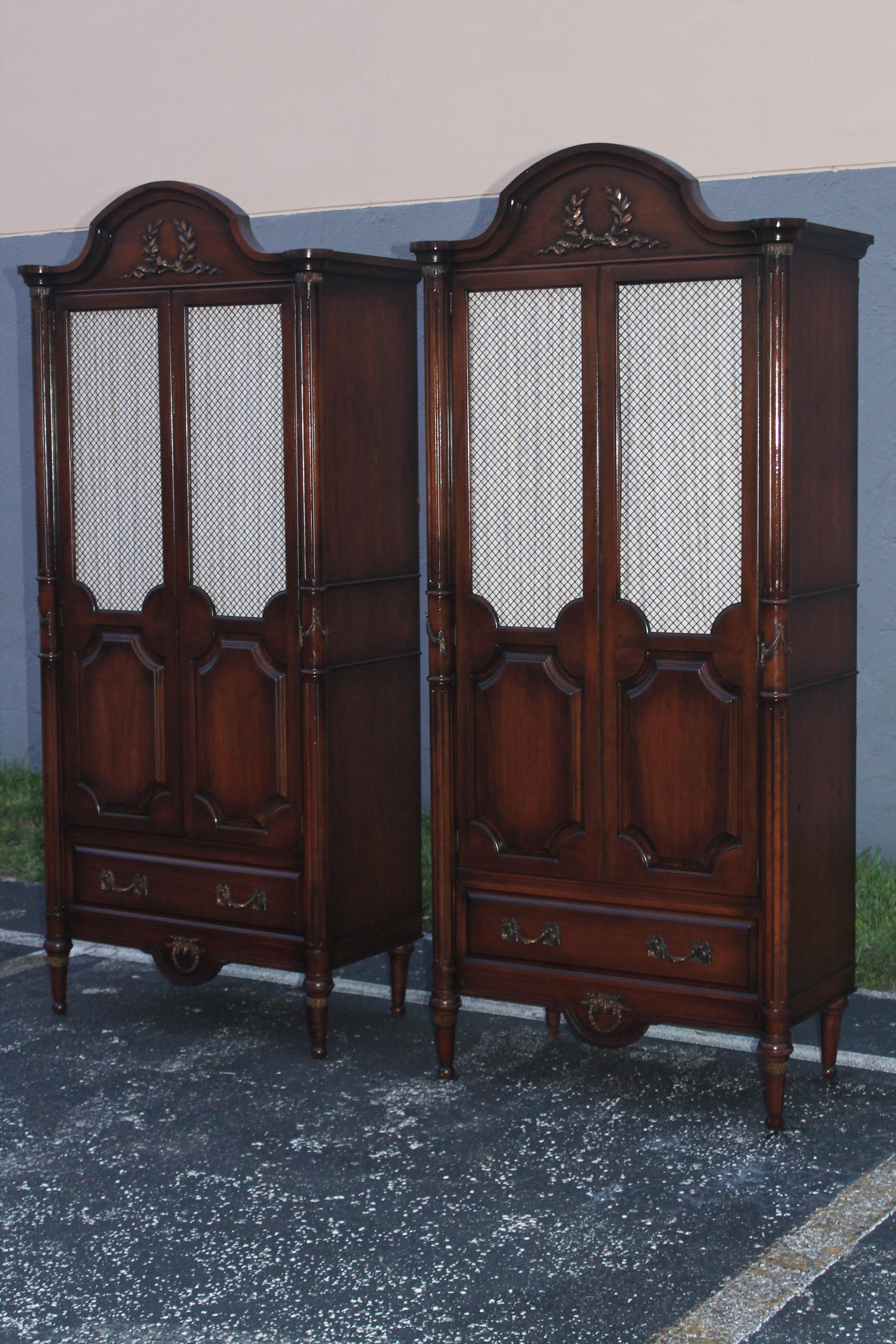 Paire de grands chiffonniers en noyer sculpté Hollywood Regency des années 1940/ Bachelors Chests/ Tall Boys/ Wardrobes. De nombreux tiroirs, beaucoup d'espace de rangement. Façades en treillis de laiton avec dos en tissu plissé. Veuillez regarder