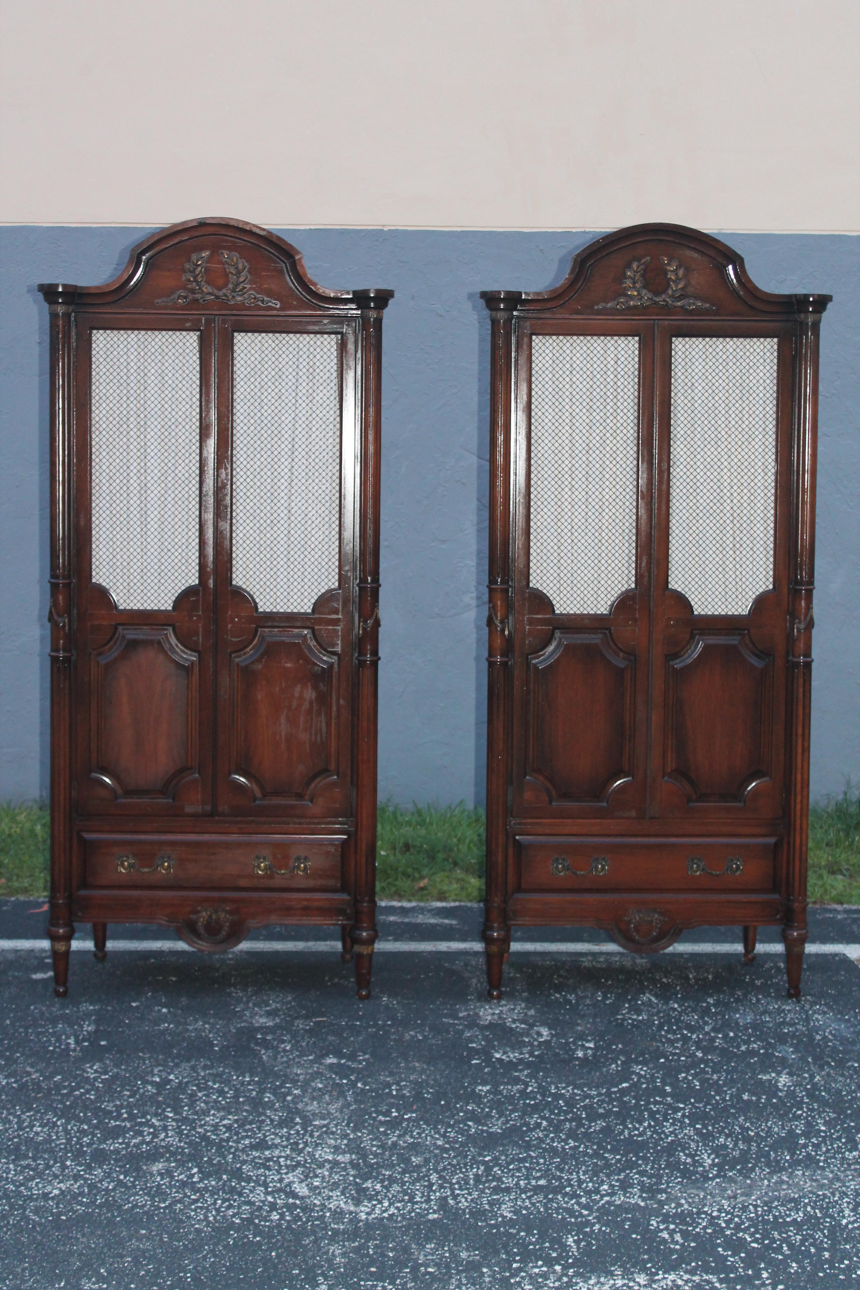 Américain Paire de grands chiffonniers en noyer foncé de style régence hollywoodienne des années 1940 en vente