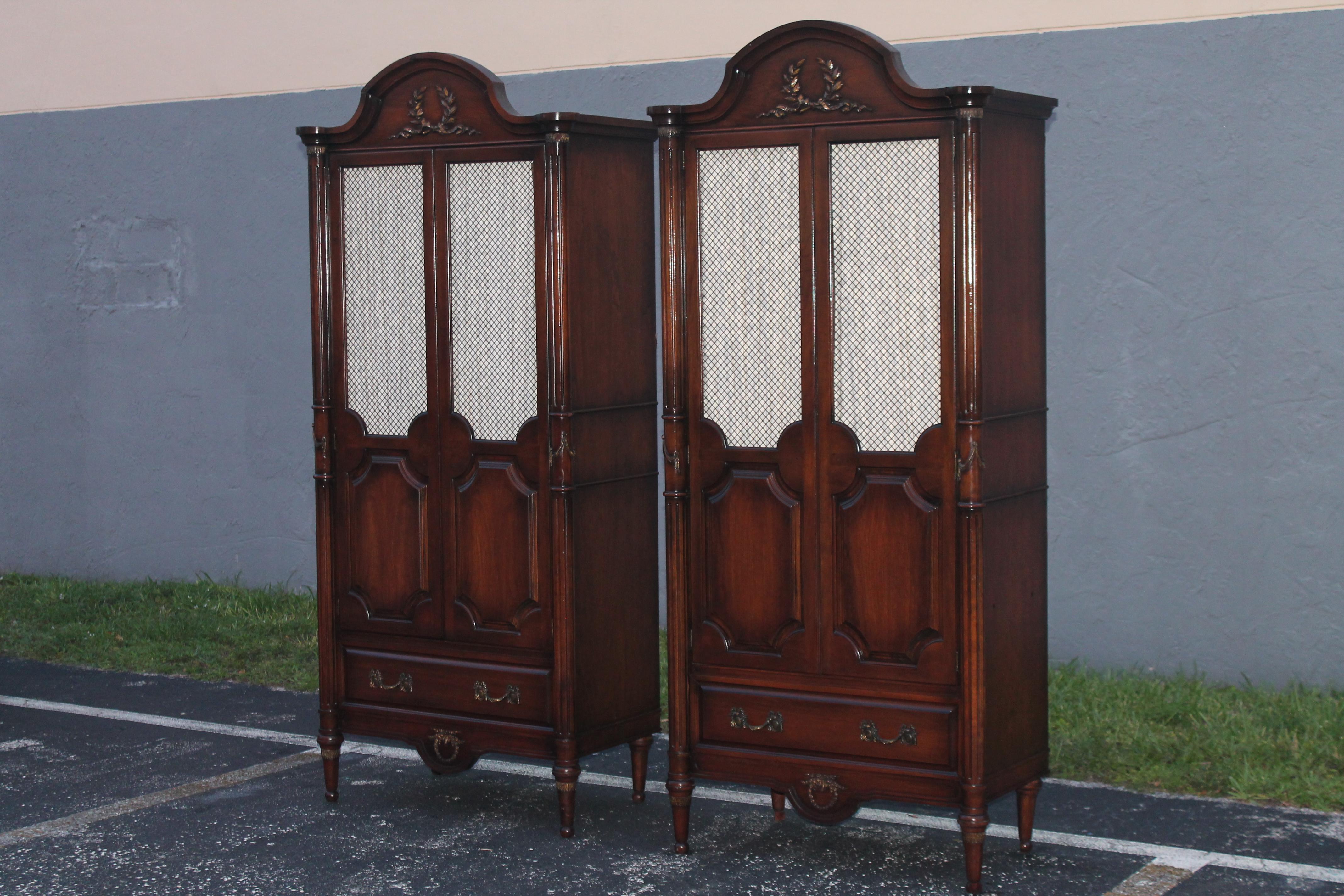 Paire de grands chiffonniers en noyer foncé de style régence hollywoodienne des années 1940 Bon état - En vente à Opa Locka, FL