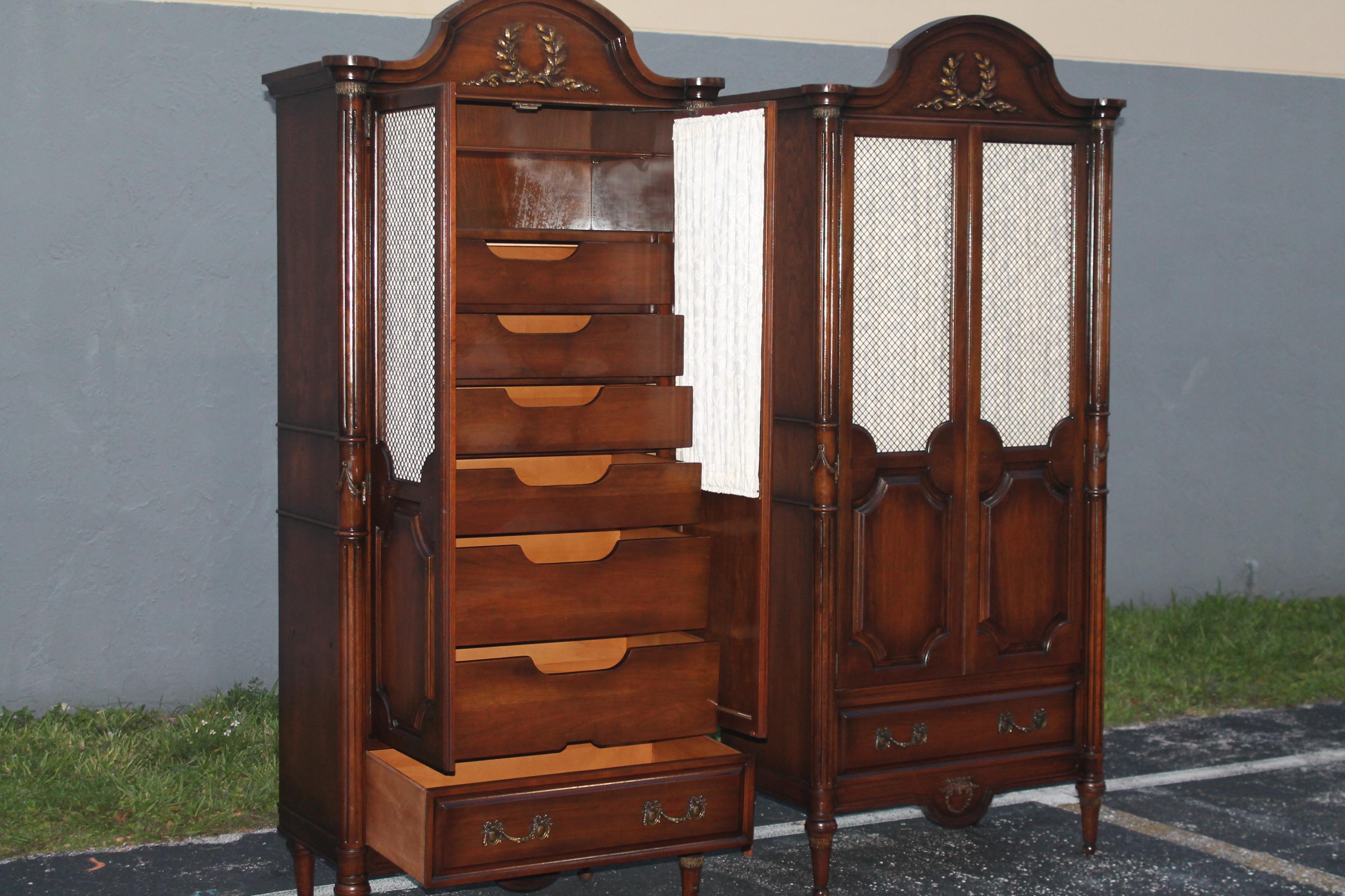 Bois Paire de grands chiffonniers en noyer foncé de style régence hollywoodienne des années 1940 en vente