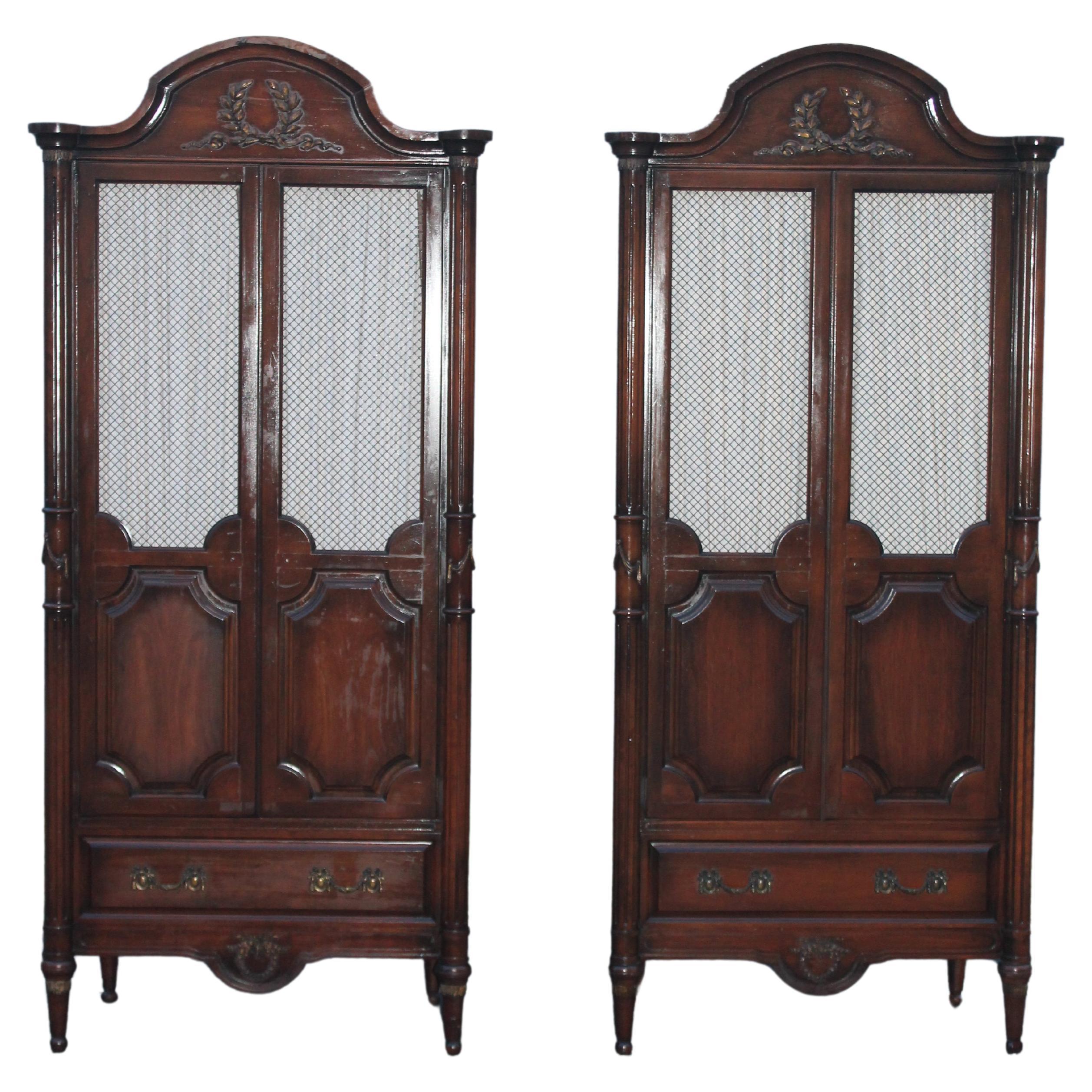 Paire de grands chiffonniers en noyer foncé de style régence hollywoodienne des années 1940 en vente