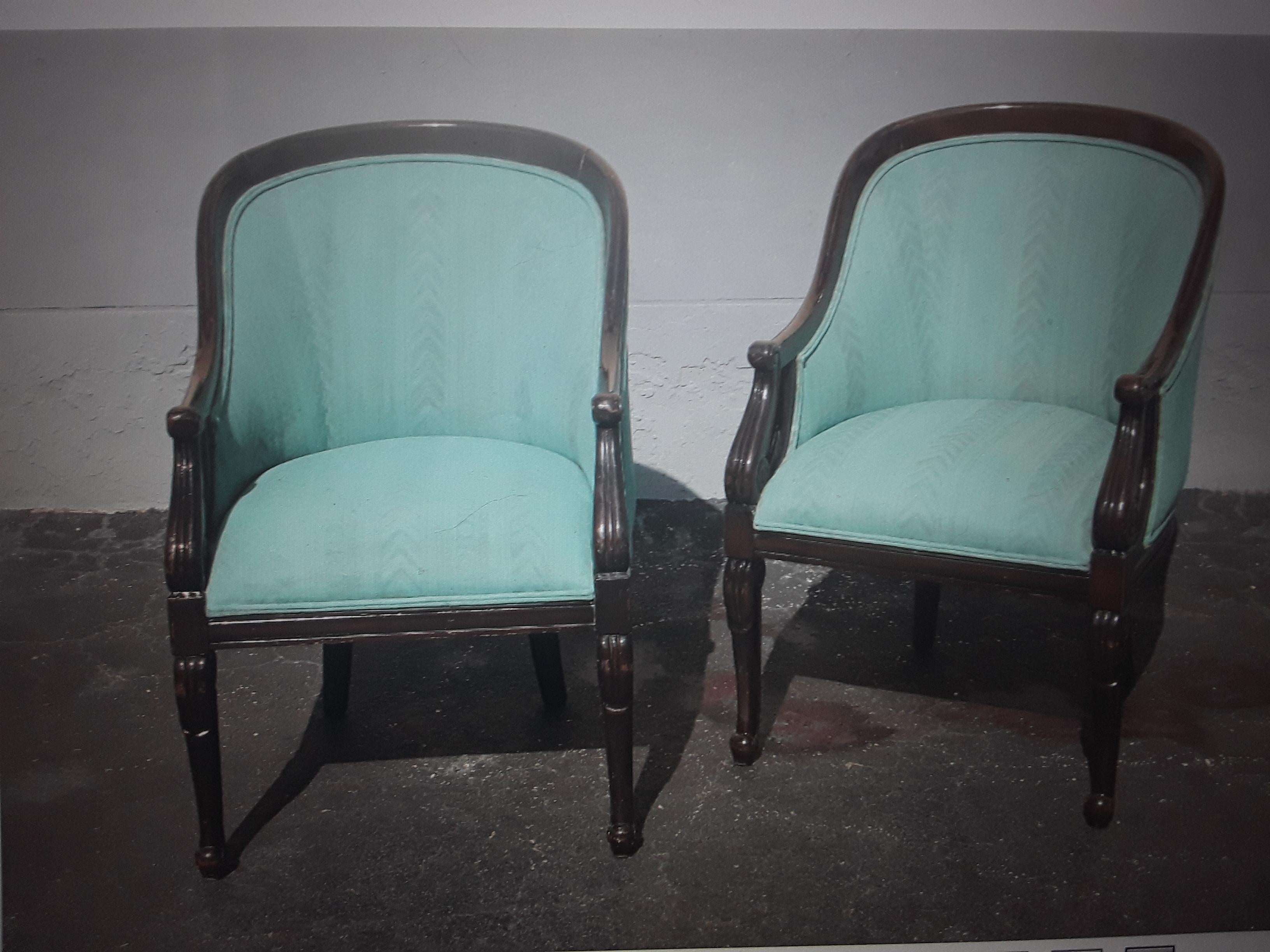 Paar 1940's Traditional Blue Accent/ Occasional/ Side Chairs. Erstaunliche Farbe auf geschnitzten Holzrahmen.