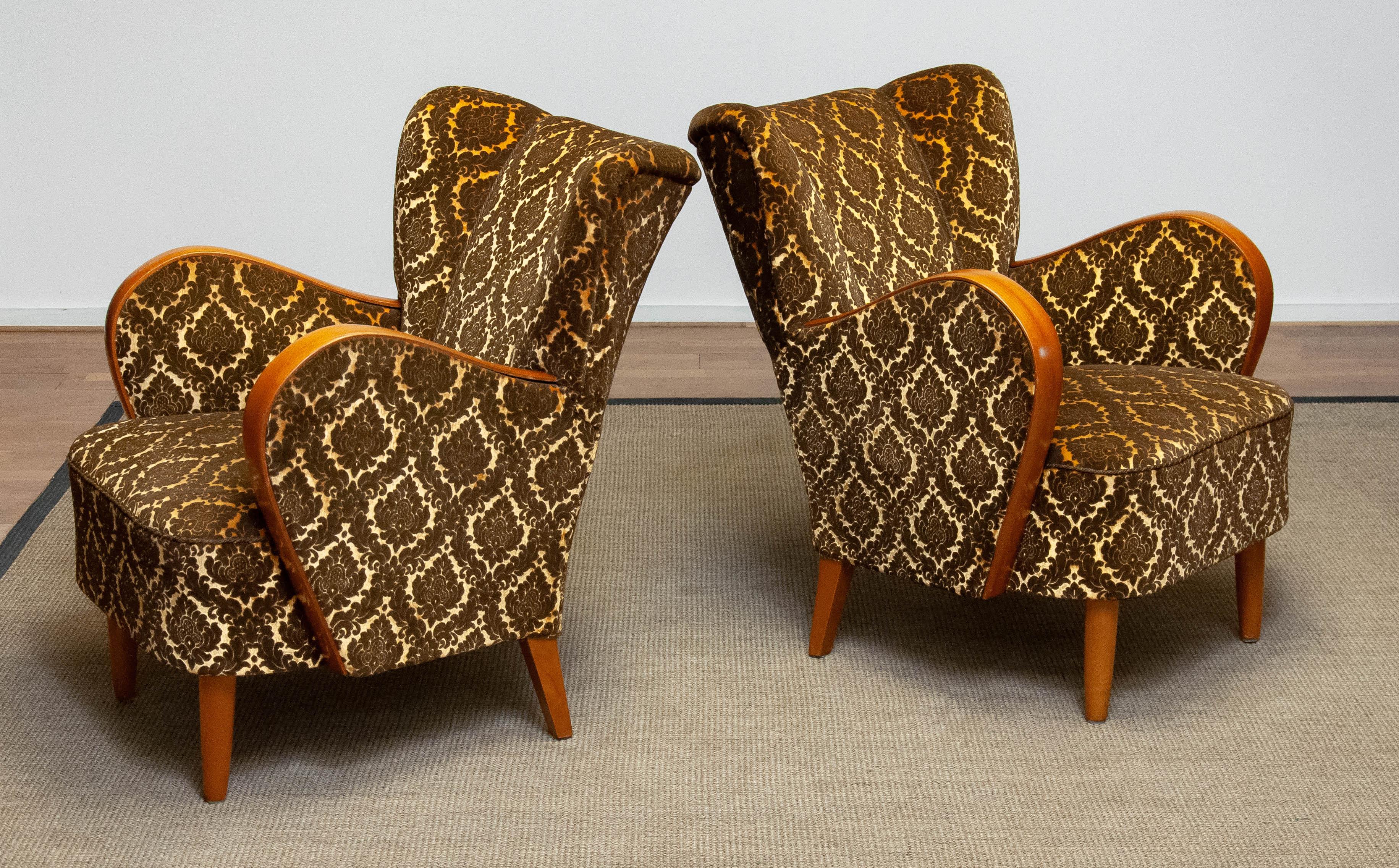 Mid-20th Century Pair 1940s Two Tone Velvet Lounge Chairs with Elm Armrests in Fritz Hansen Style For Sale
