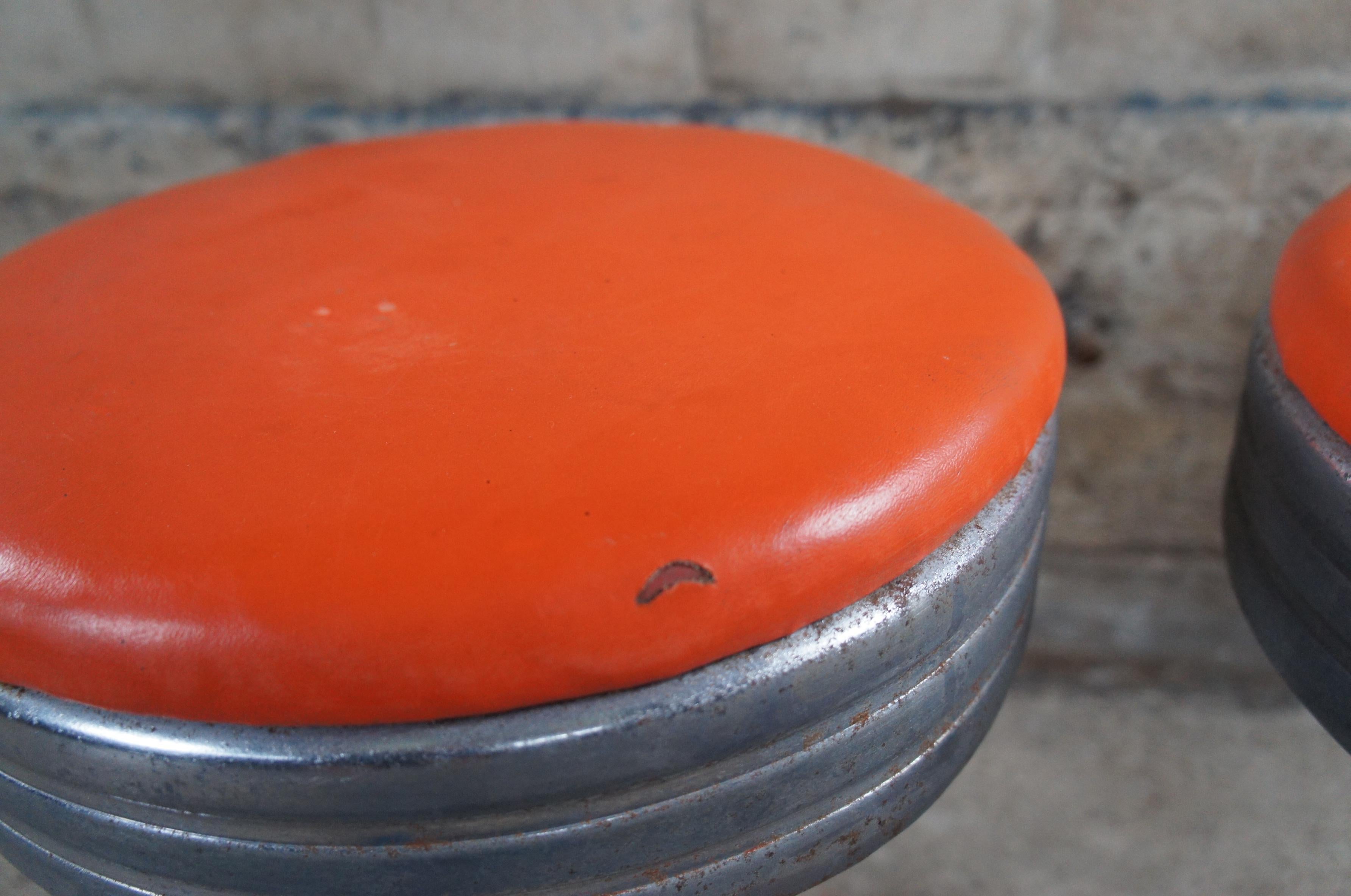 Paire de tabourets chromés pivotants pour fontaine à soda, bar à glace et diner des années 1940, orange en vente 2
