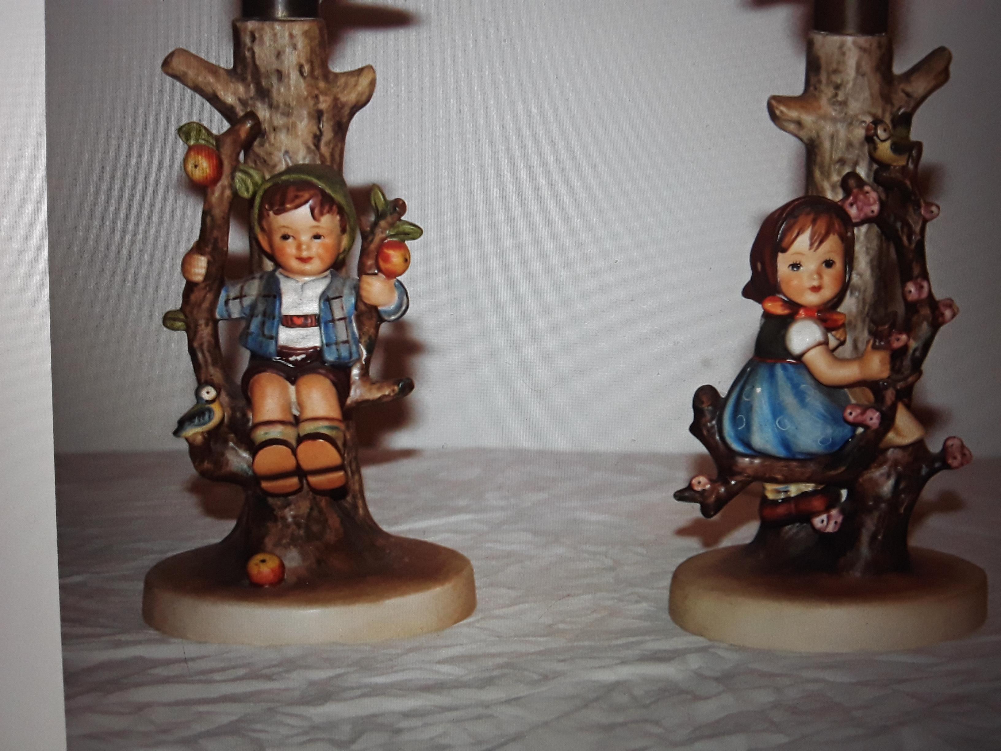 Allemand Paire de lampes de table à figurines Hummel signées des années 1950/60 Garçon et fille sous le pommier en vente