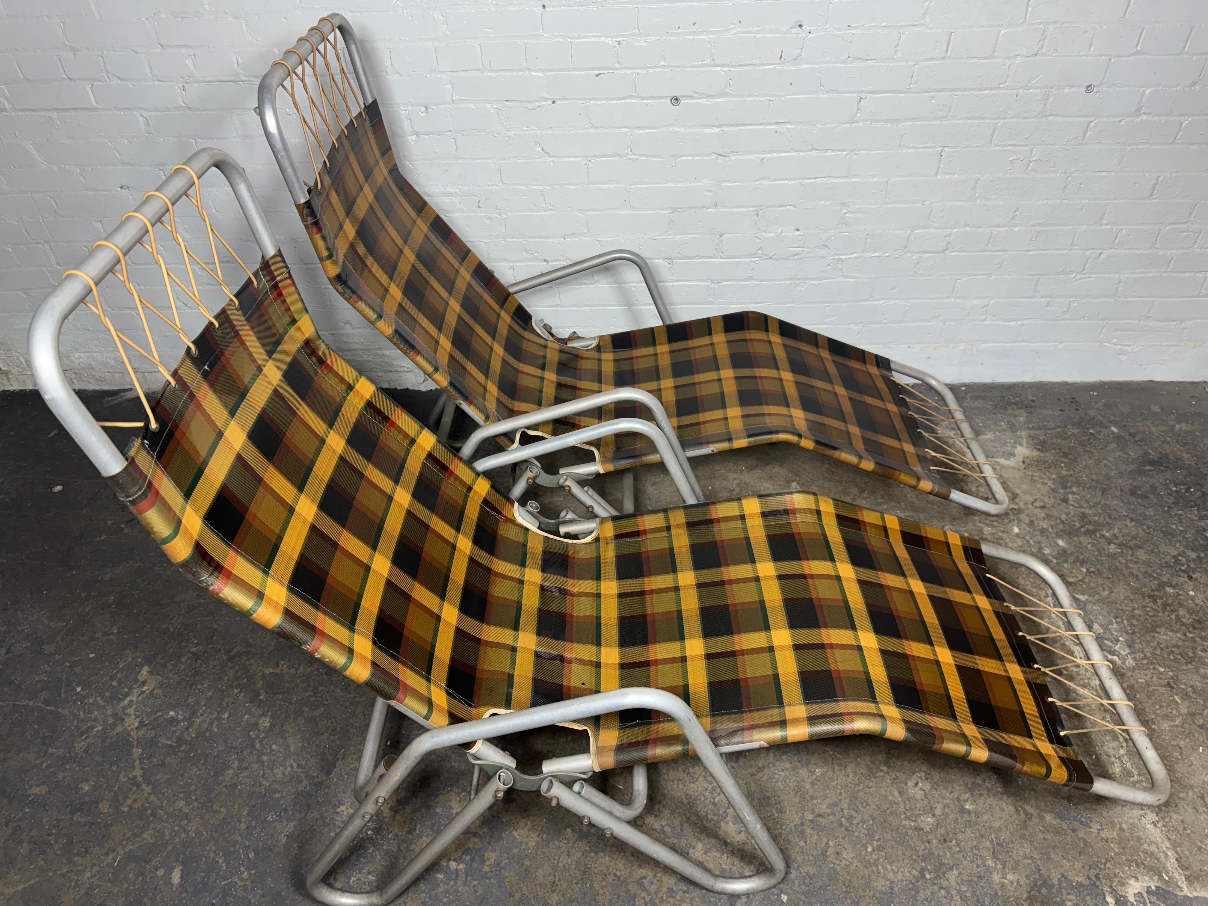 Paire de chaises longues d'extérieur en aluminium à gravité 