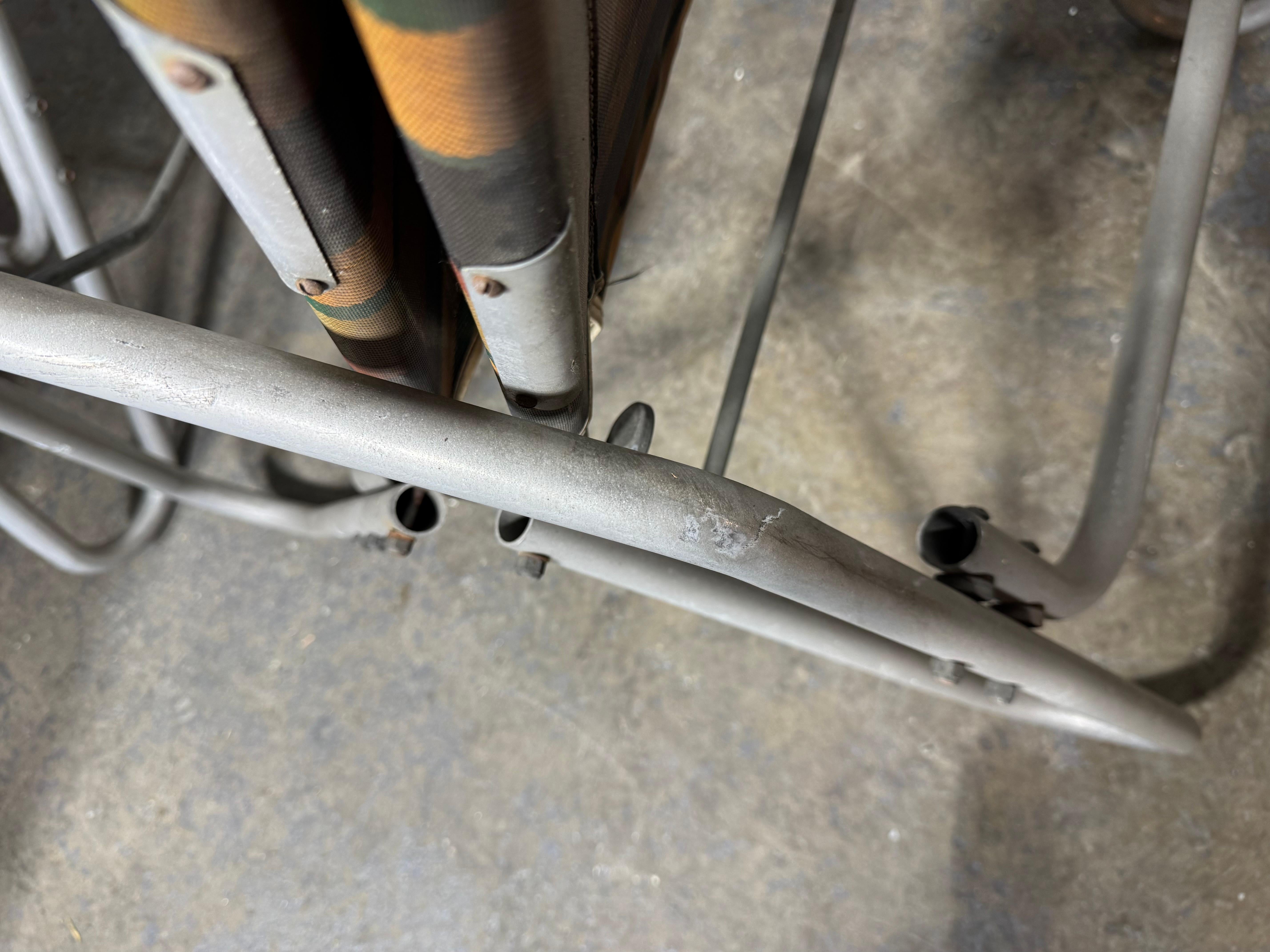 Paire de chaises longues d'extérieur en aluminium à gravité 